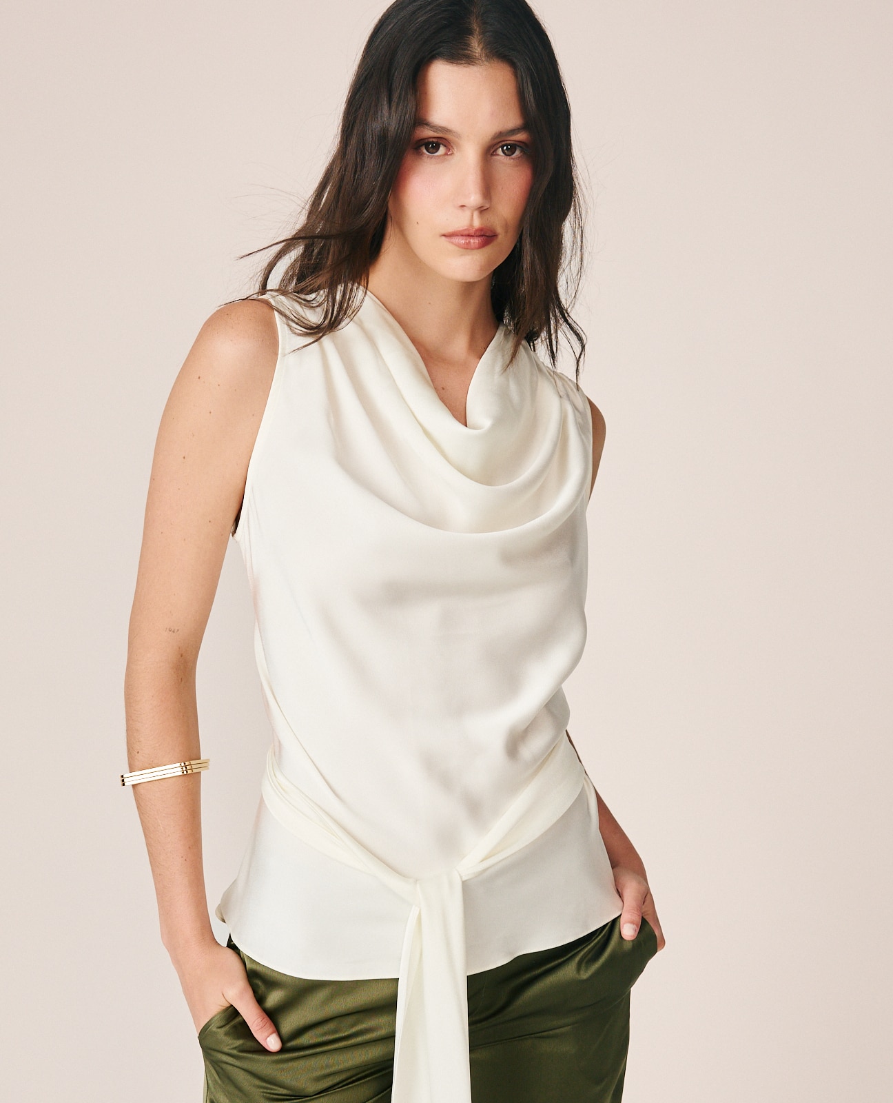 Blusa de mujer en satén con cuello drapeado - Alma en Pena - Crema Crema-1