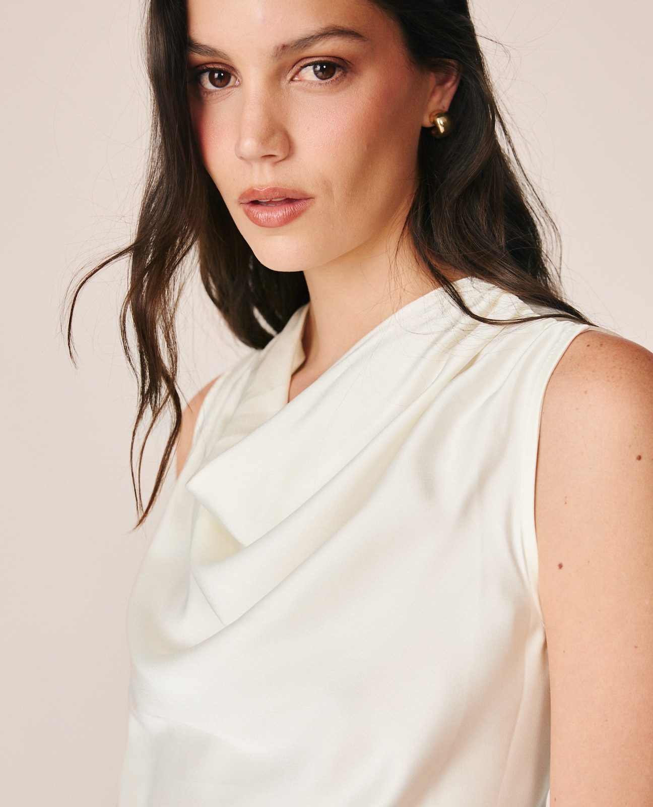 Blusa de mujer en satén con cuello drapeado - Alma en Pena - Crema Crema-2