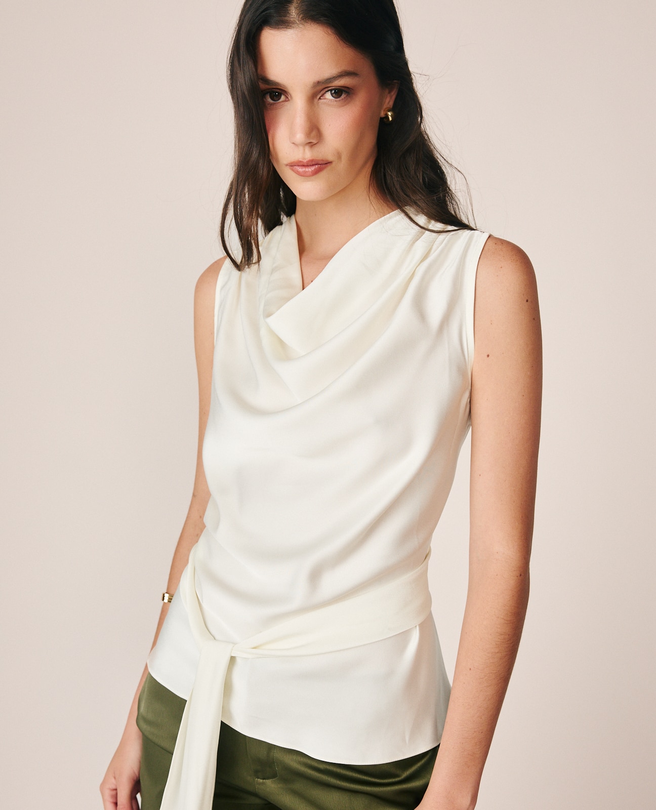 Blusa de mujer en satén con cuello drapeado - Alma en Pena - Crema Crema-3