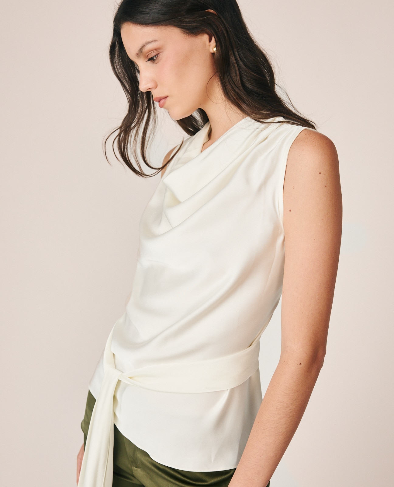Blusa de mujer en satén con cuello drapeado - Alma en Pena - Crema Crema-4