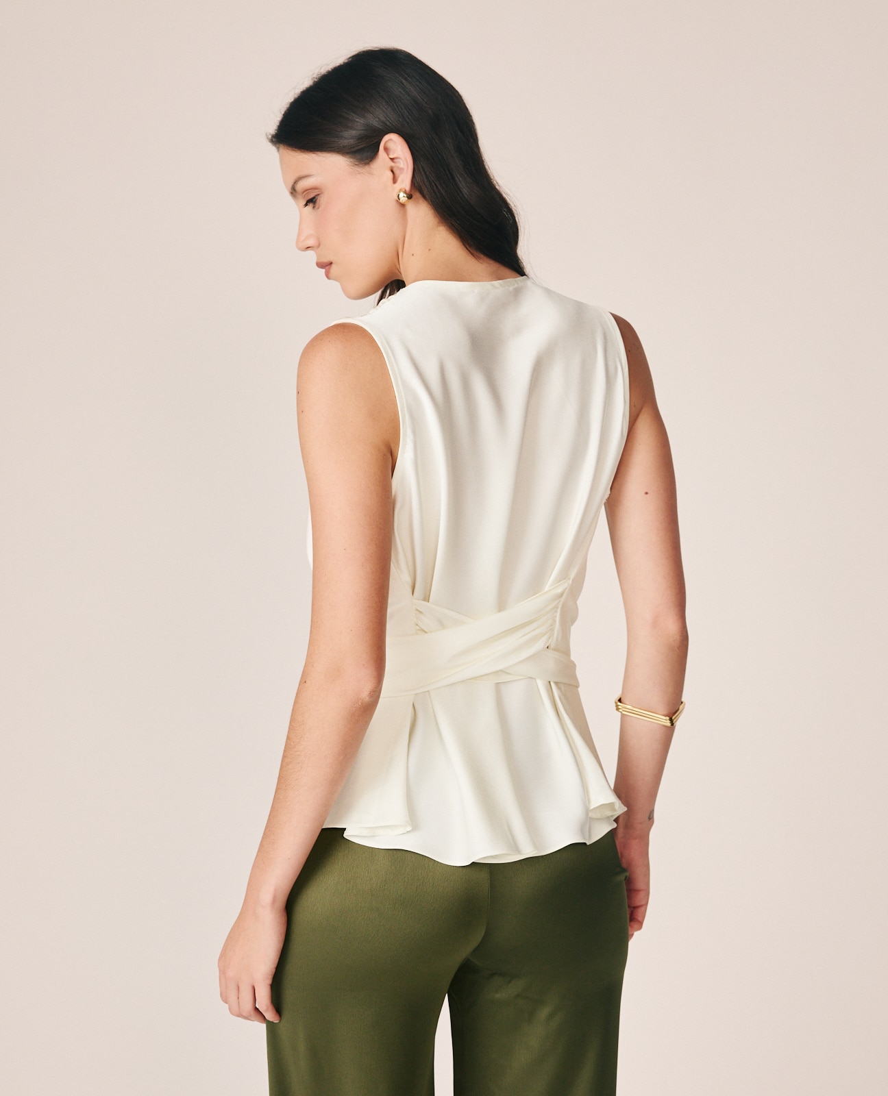 Blusa de mujer en satén con cuello drapeado - Alma en Pena - Crema Crema-5