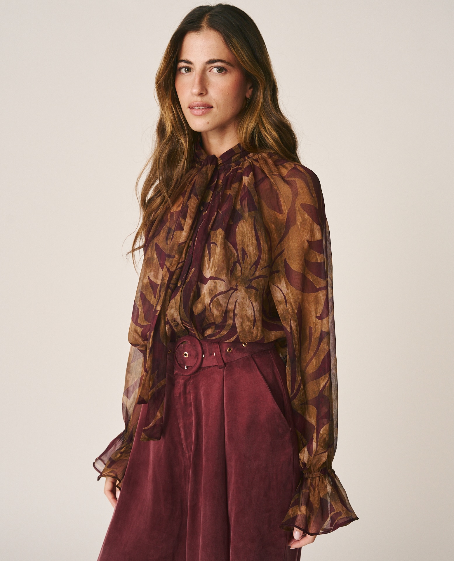Blusa de mujer semitransparente con estampado floral - Alma en Pena - Marrón Marrón-2