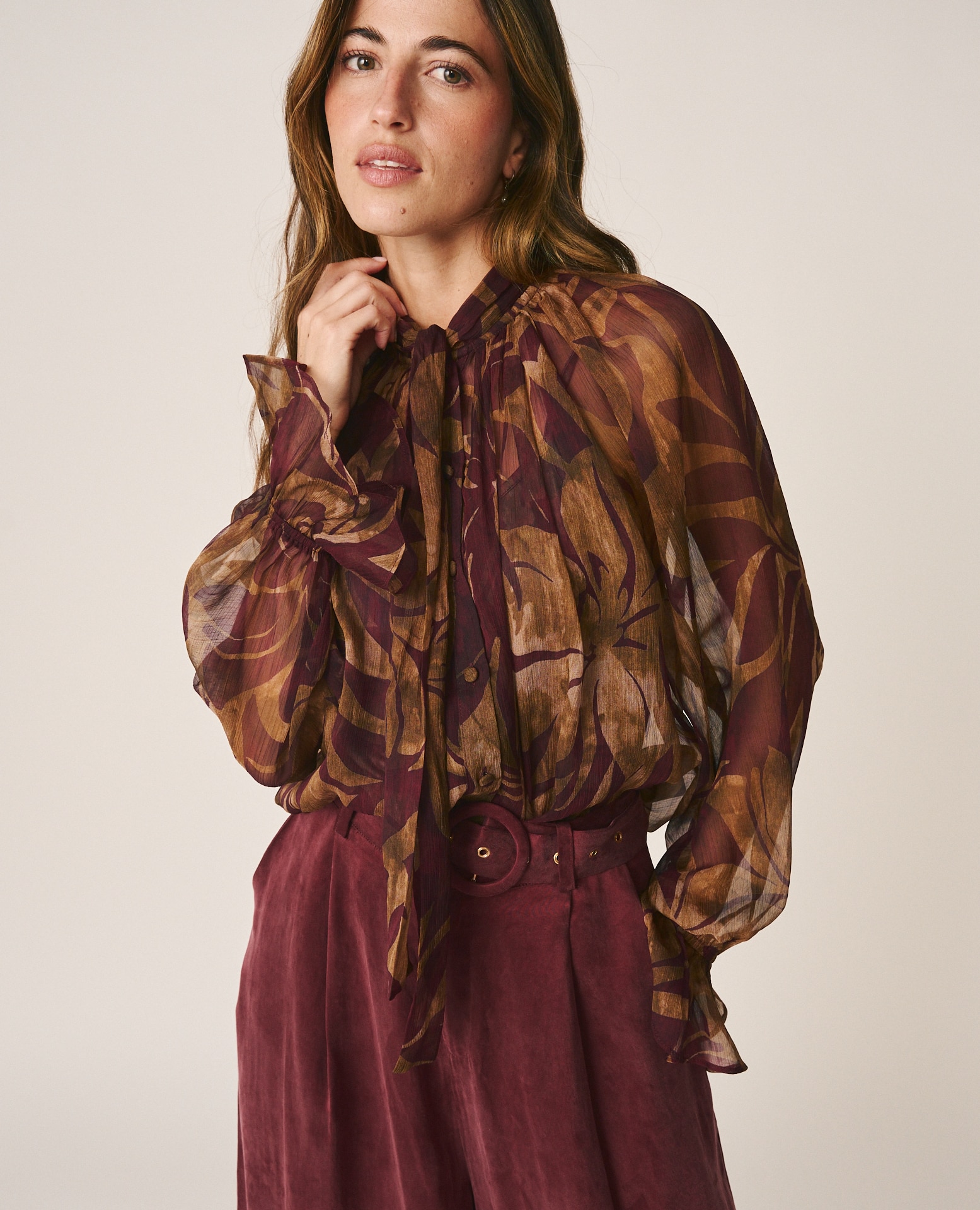 Blusa de mujer semitransparente con estampado floral - Alma en Pena - Marrón Marrón-4