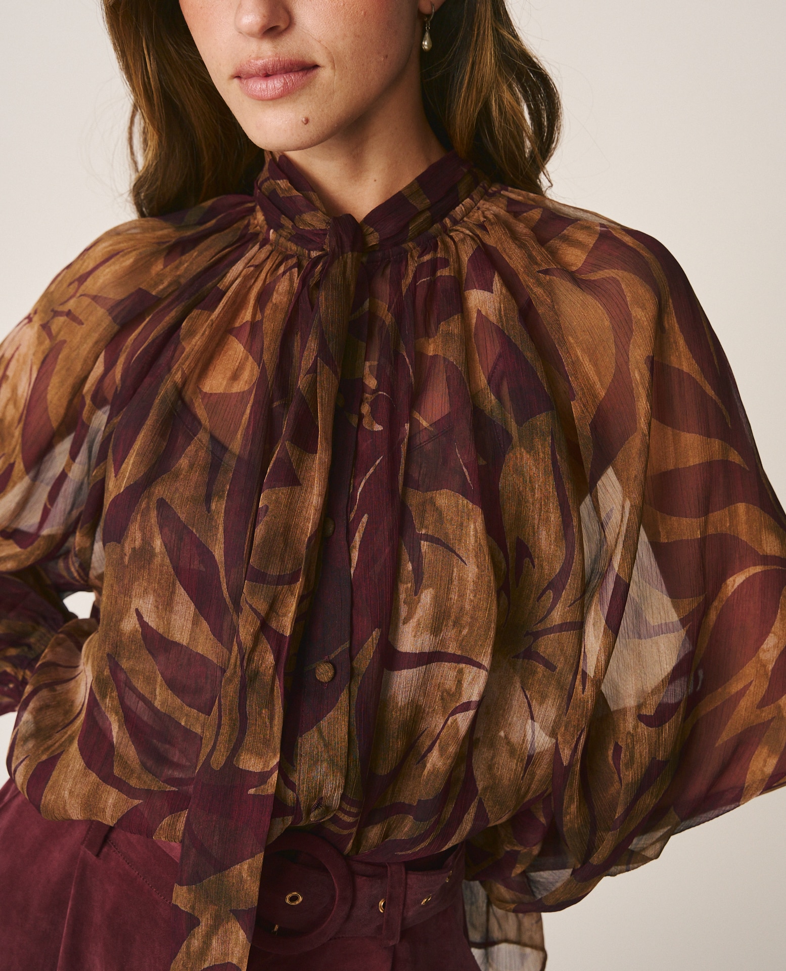 Blusa de mujer semitransparente con estampado floral - Alma en Pena - Marrón Marrón-5