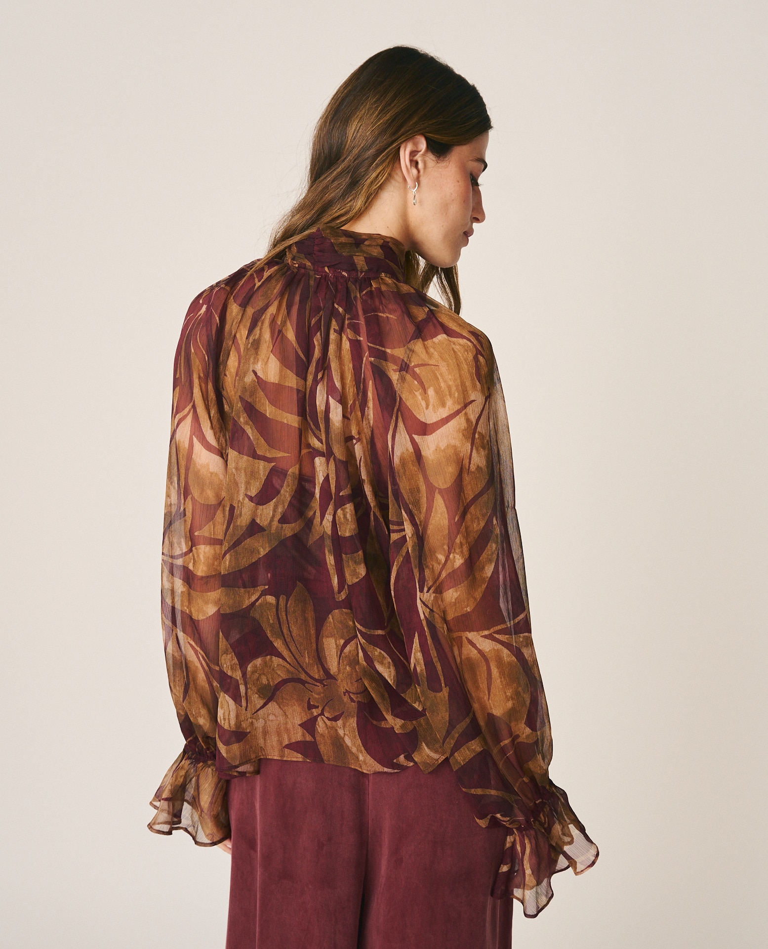 Blusa de mujer semitransparente con estampado floral - Alma en Pena - Marrón Marrón-7