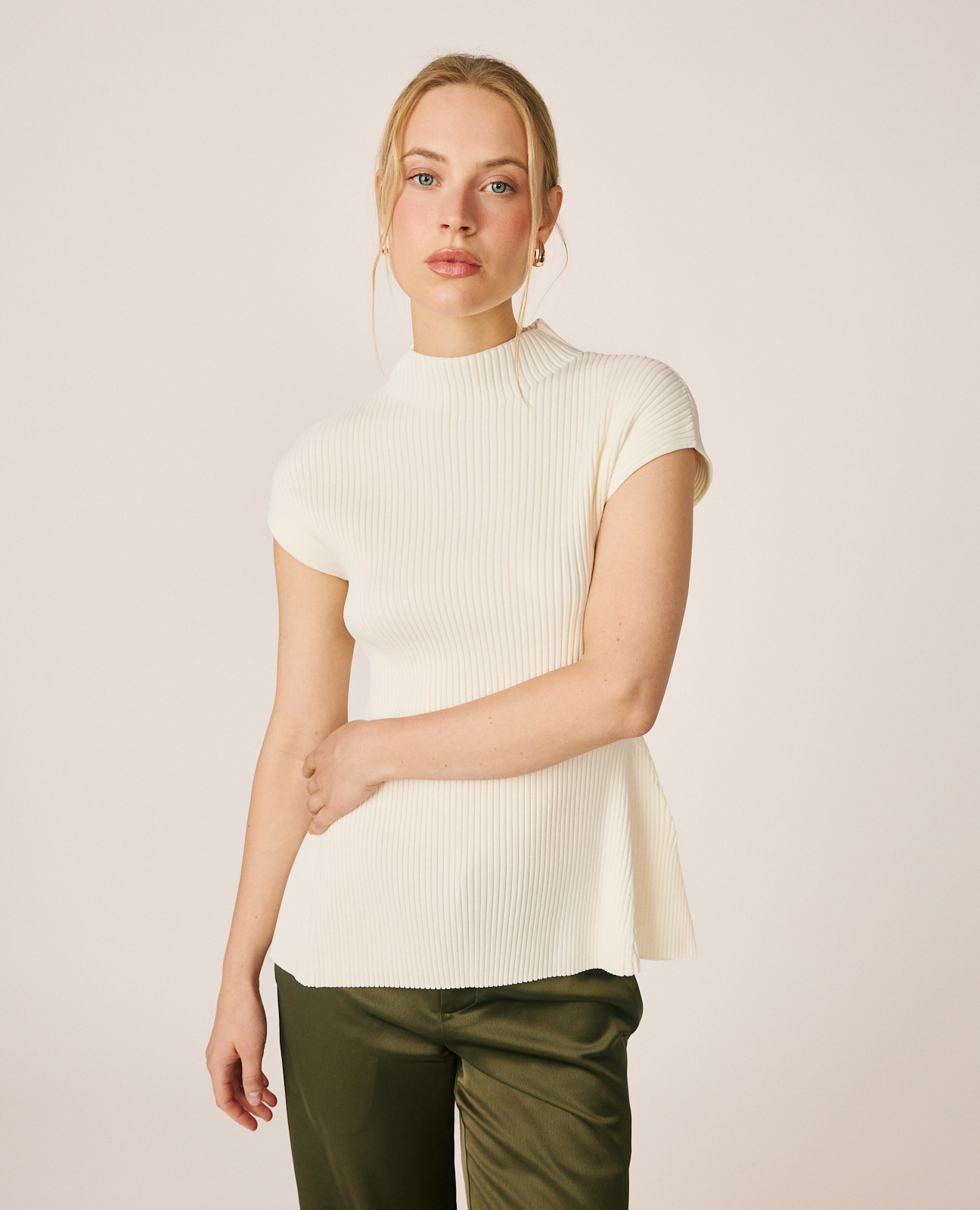 Top de mujer canalé sin mangas y con cuello perkins - Crema Crema-2