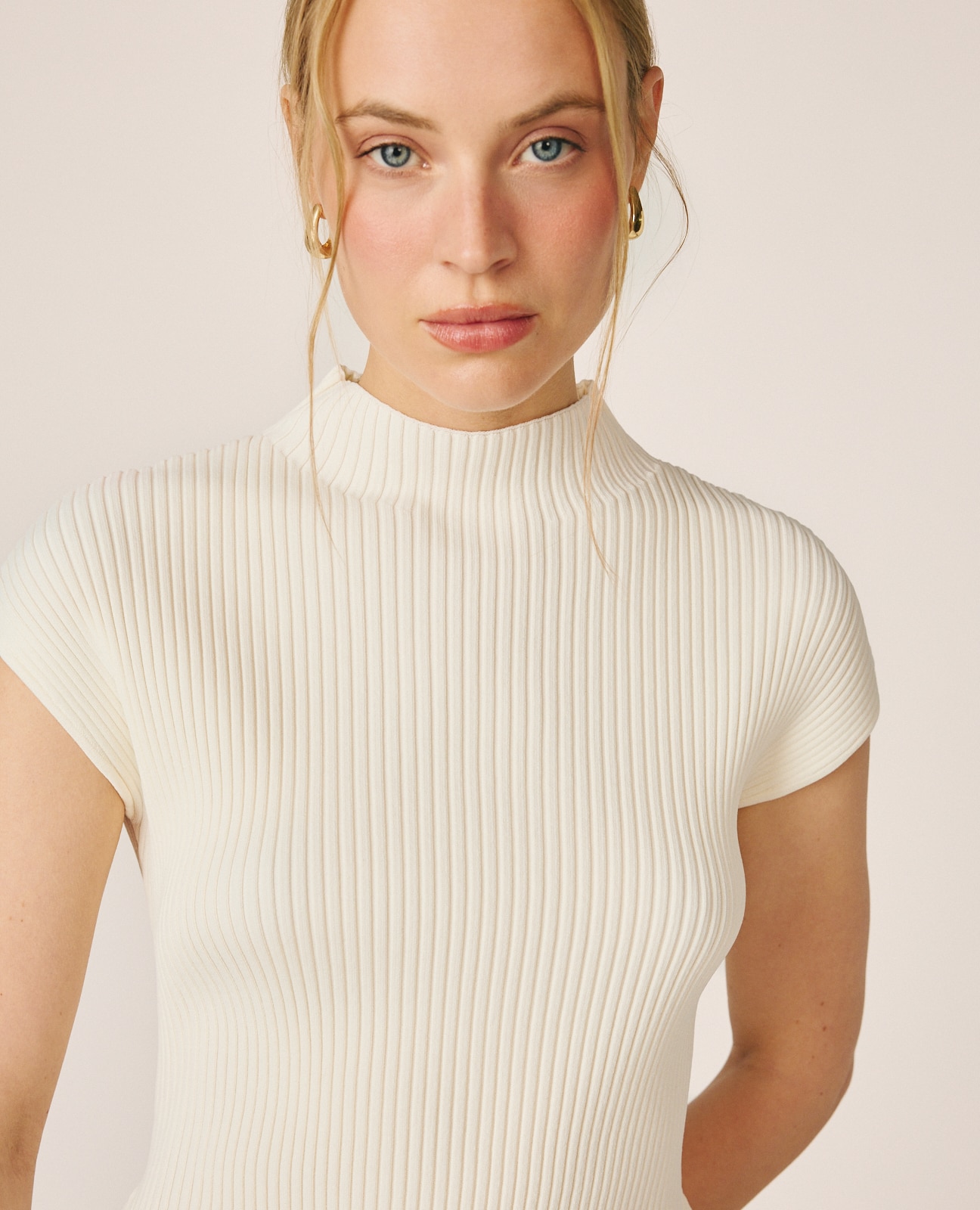 Top de mujer canalé sin mangas y con cuello perkins - Crema Crema-3