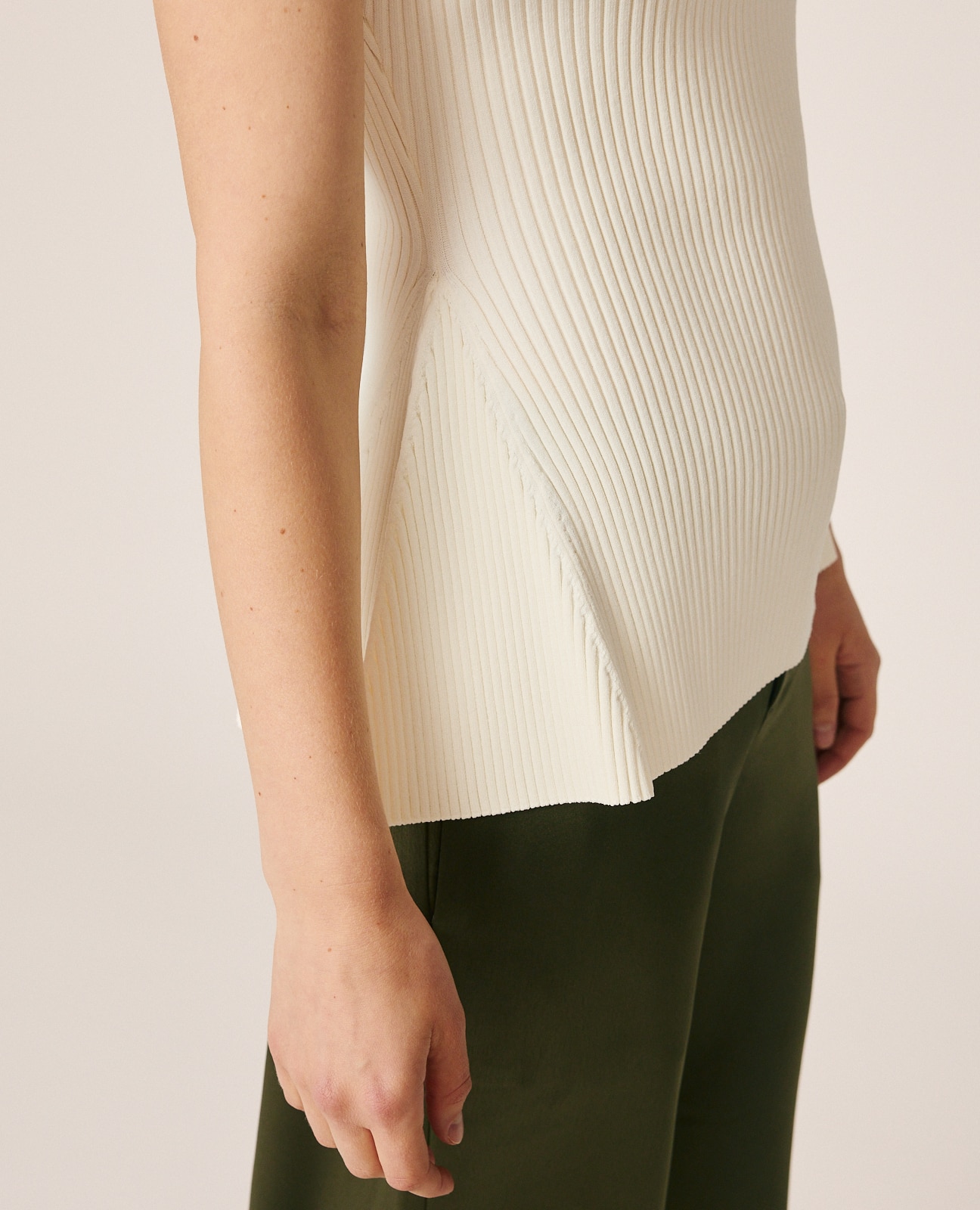 Top de mujer canalé sin mangas y con cuello perkins - Crema Crema-4