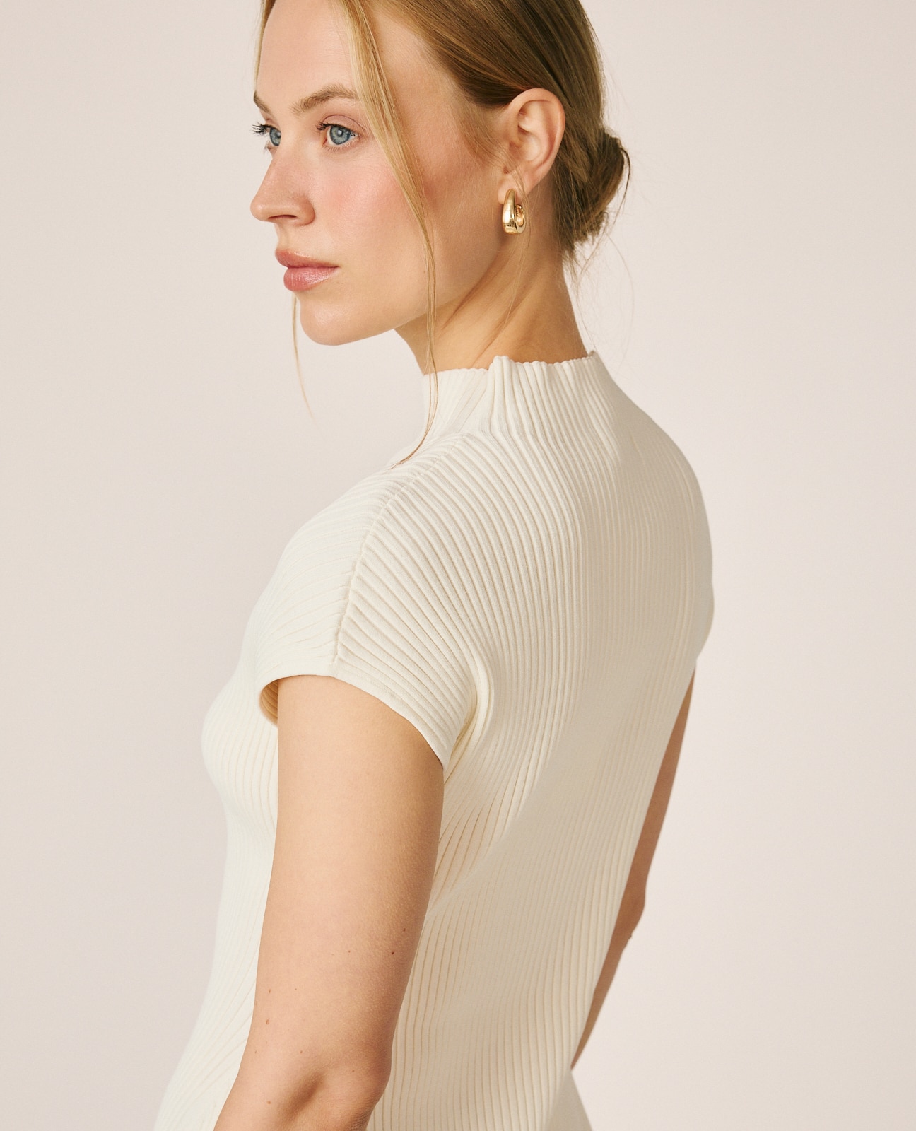 Top de mujer canalé sin mangas y con cuello perkins - Crema Crema-5