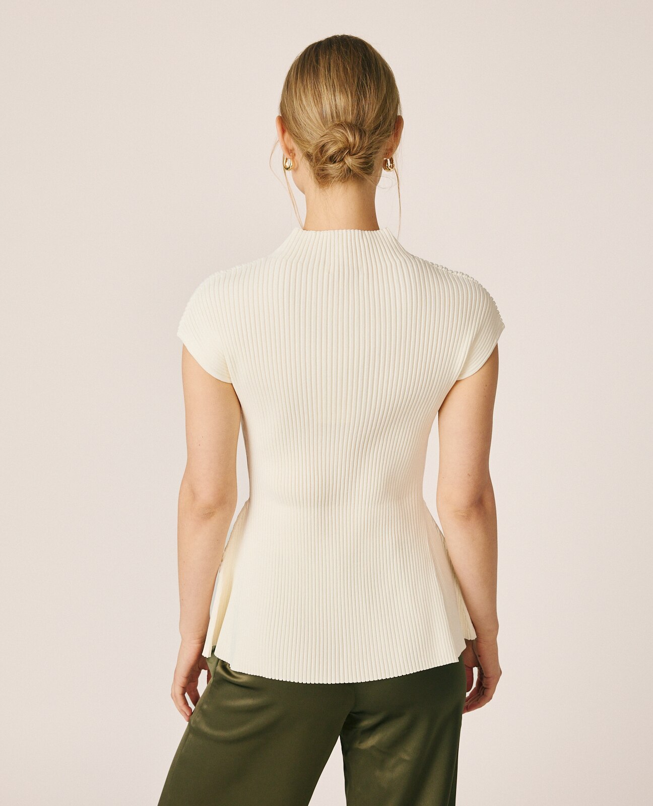 Top de mujer canalé sin mangas y con cuello perkins - Crema Crema-6