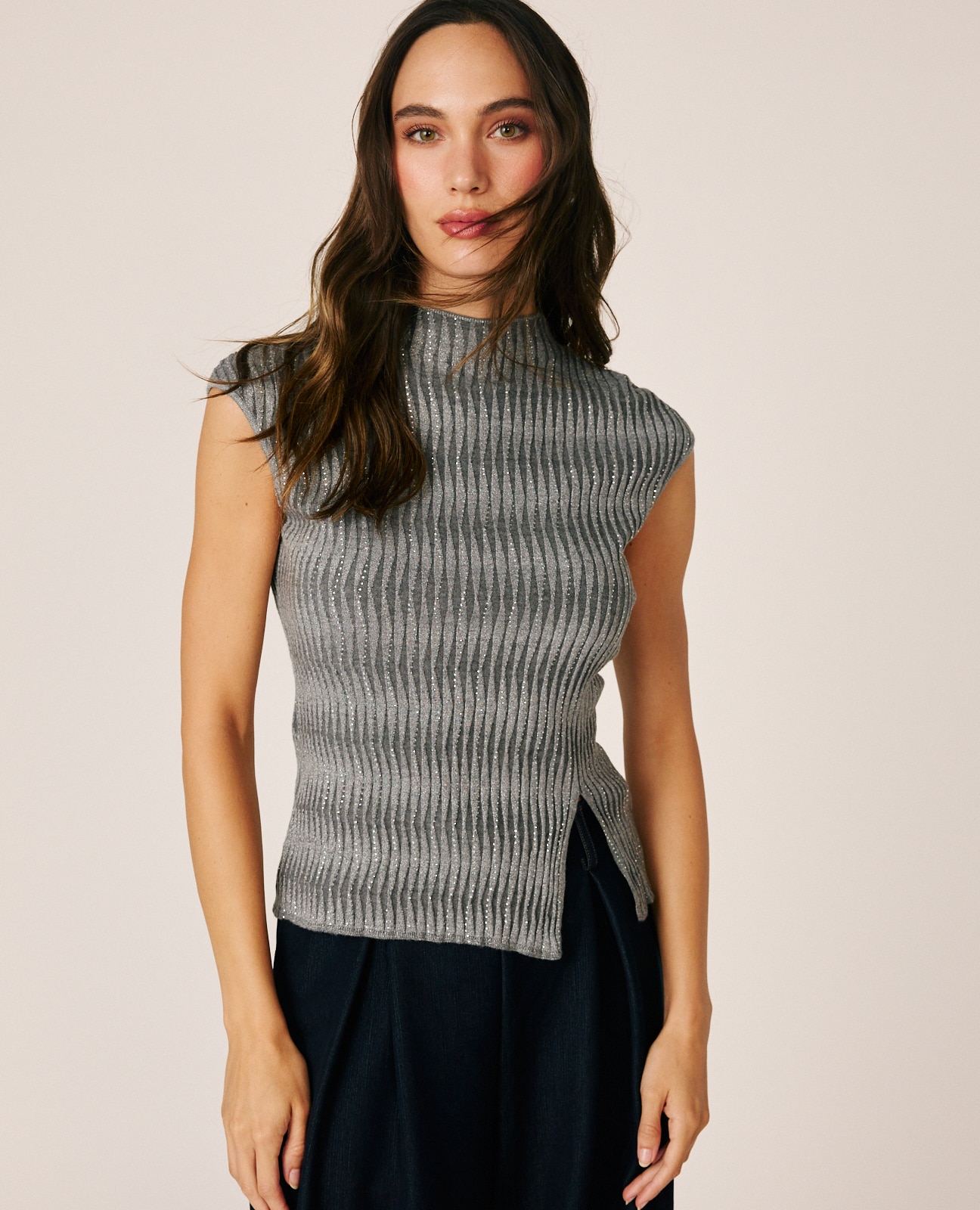 Imagen 0 de Top de mujer canalé con detalles brillantes Gris
