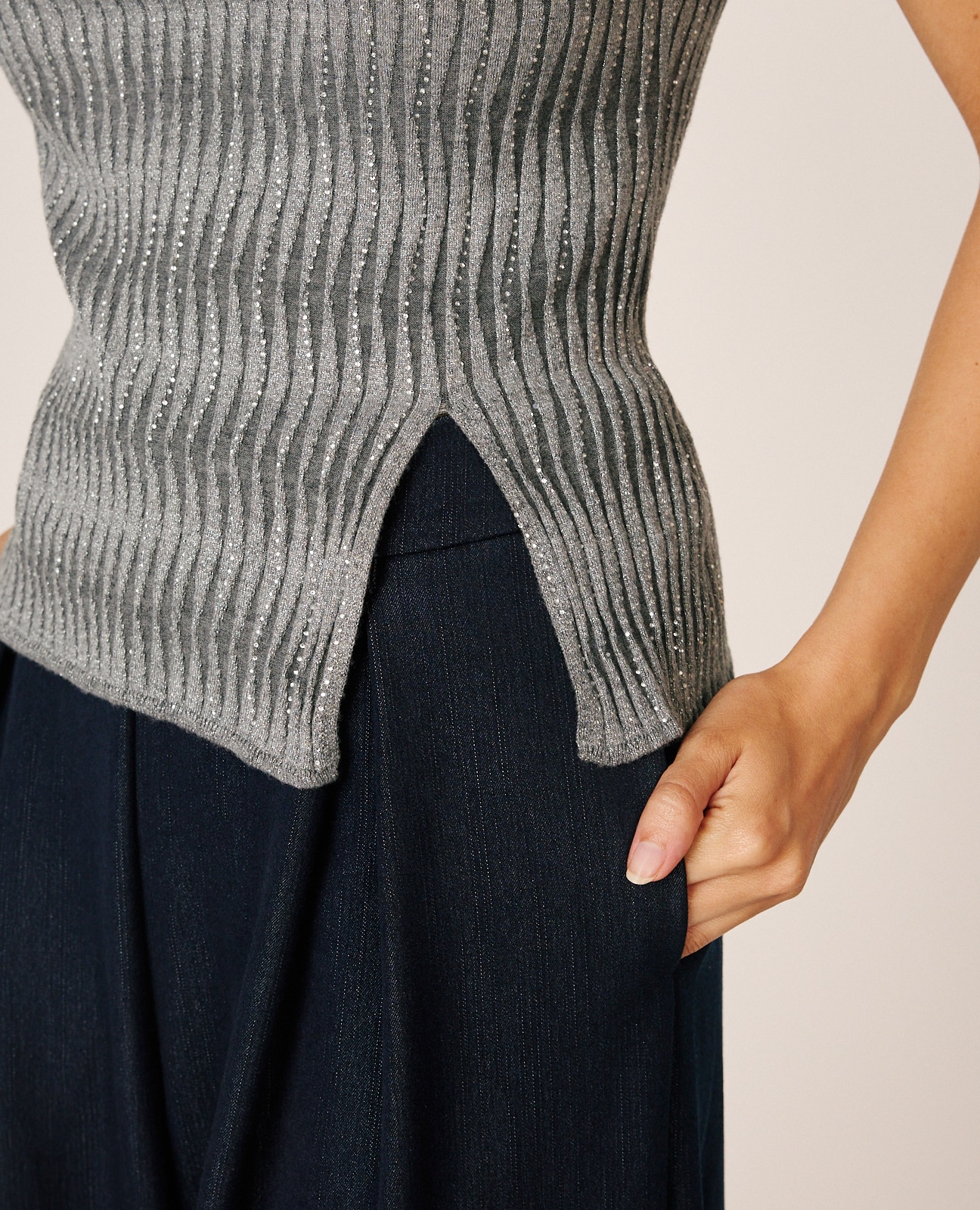 Top de mujer canalé con detalles brillantes - Alma en Pena - Gris Gris-4