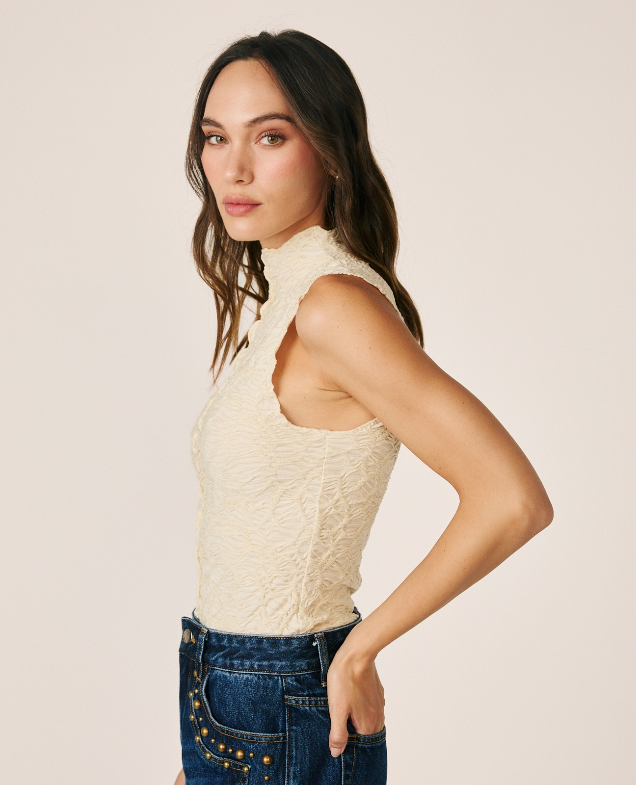 Top de mujer de punto texturizado sin mangas - Alma en Pena - Crema Crema-4