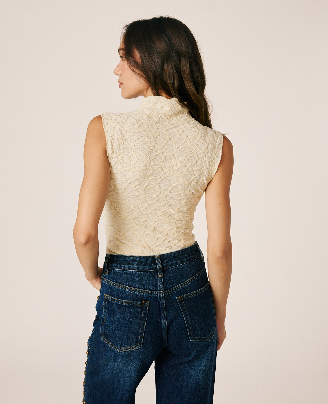 Top de mujer de punto texturizado sin mangas - Alma en Pena - Crema Crema-6