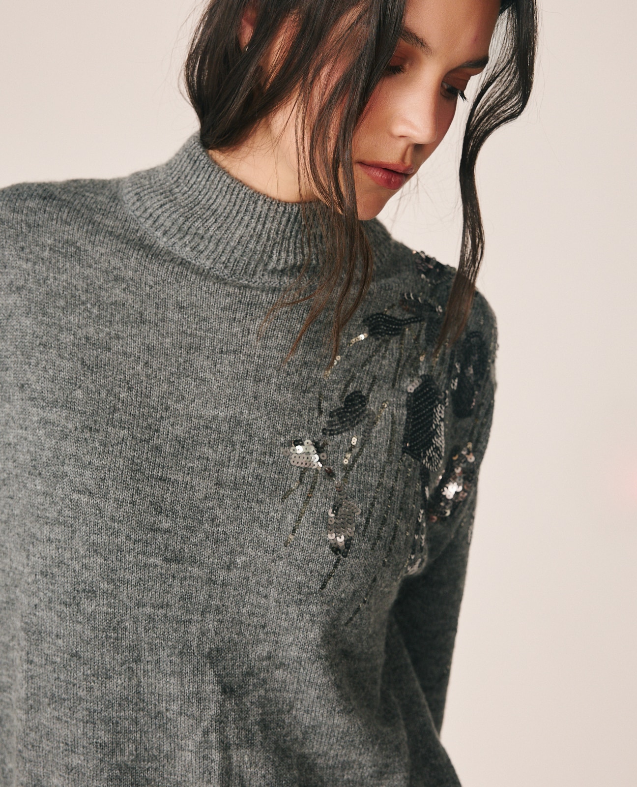 Jersey de mujer cuello alto con bordados florales - Alma en Pena - Gris Gris-3