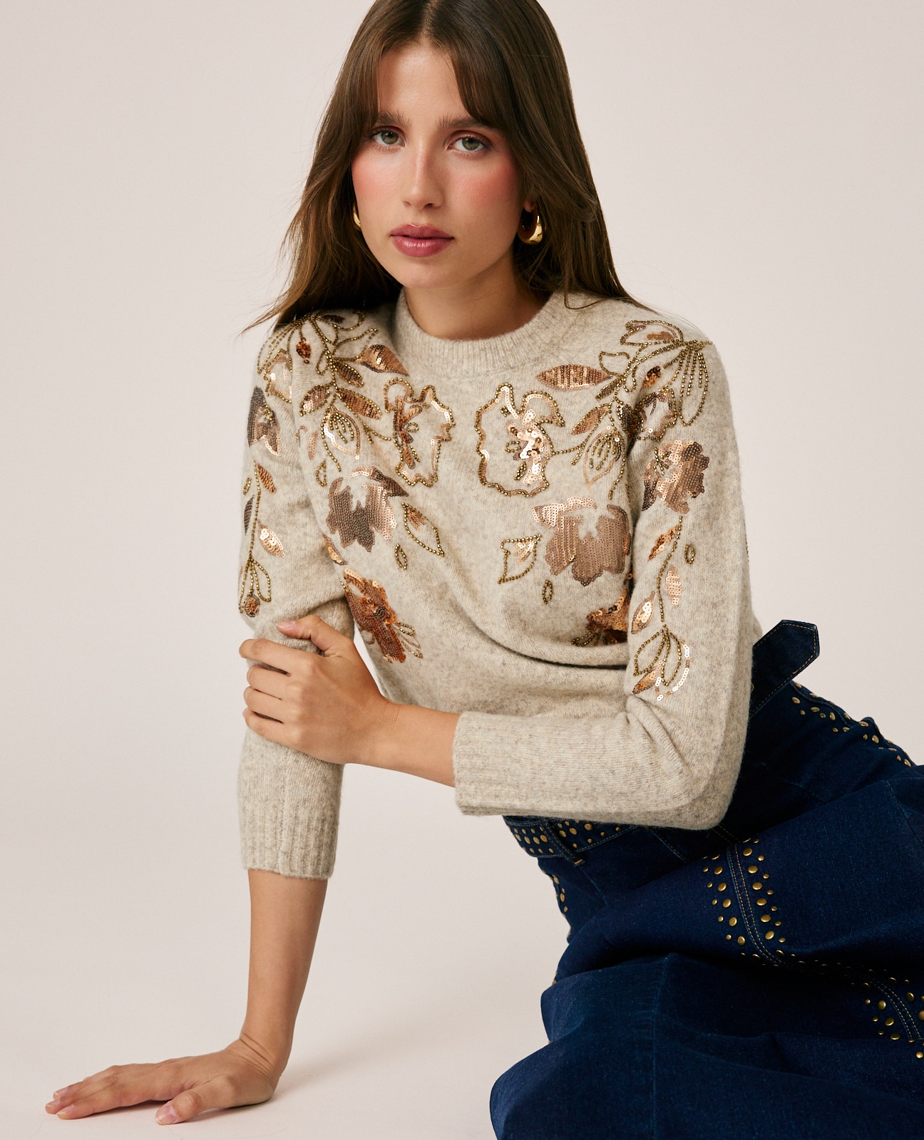 Imagen 0 de Jersey de mujer con bordados florales Beige