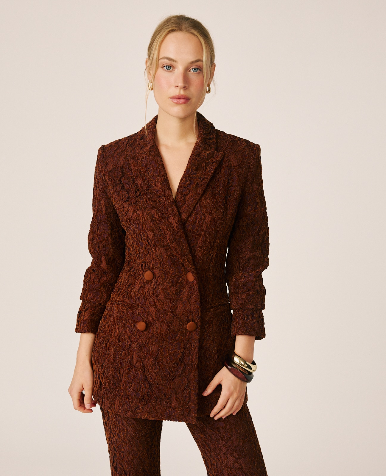 Imagen 0 de Blazer de mujer en terciopelo con encajes Terracota