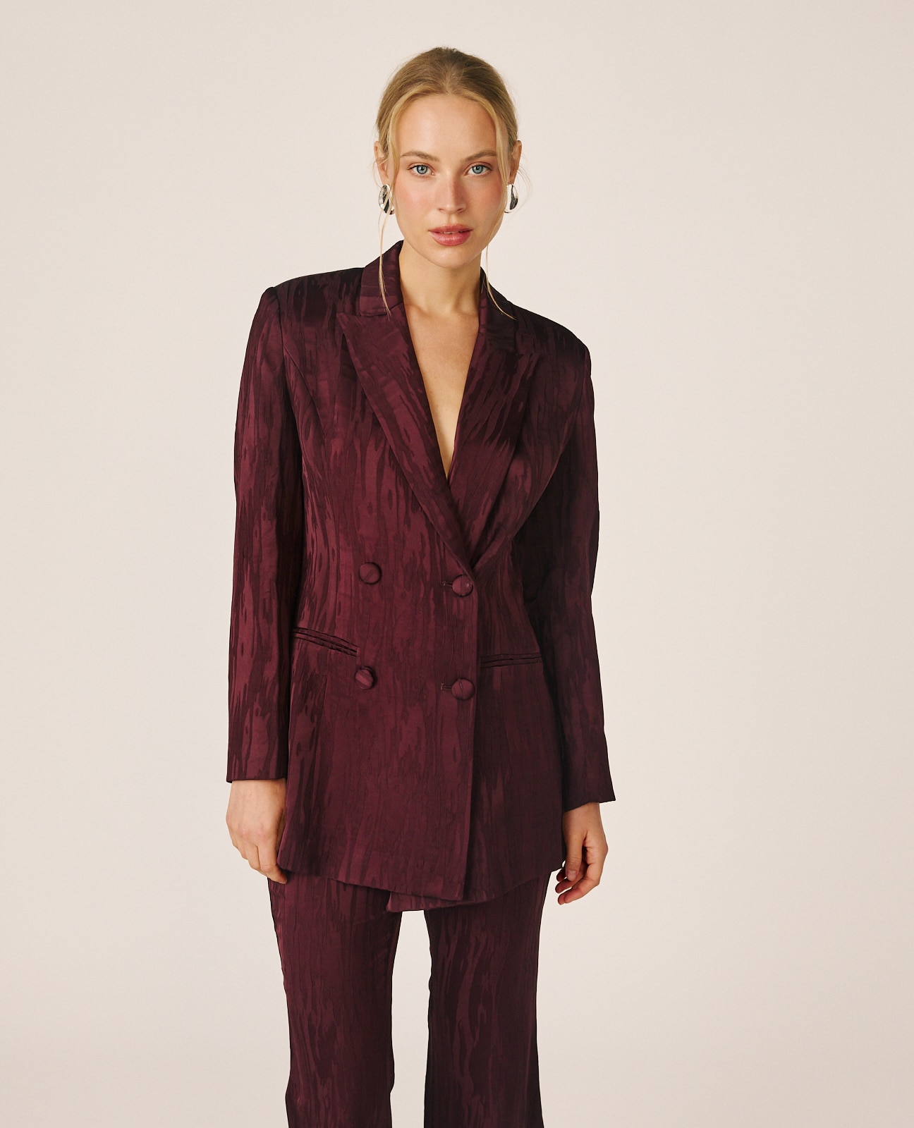 Imagen 0 de Blazer de mujer en jacquard satinado y estampado abstracto Burdeos