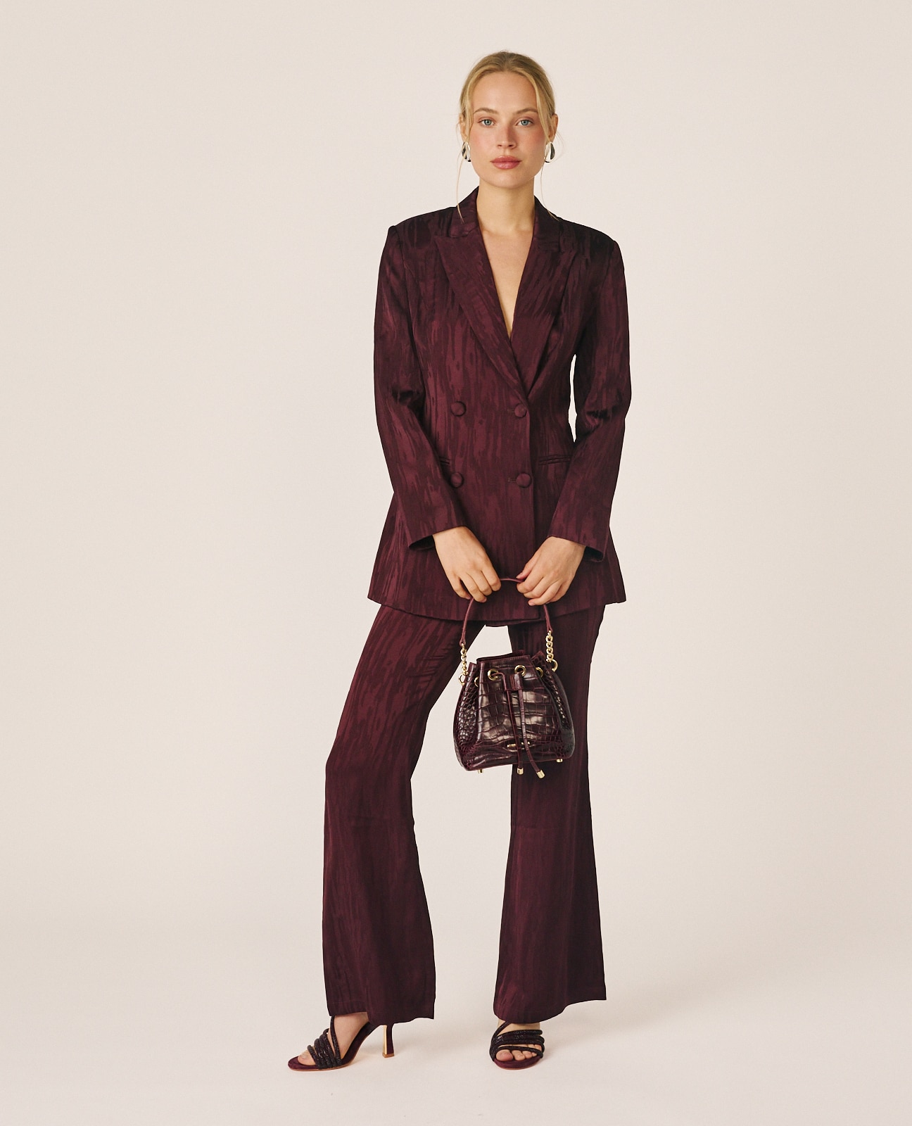 Imagen 0 de Pantalón campana de mujer jacquard con estampado abstracto Burdeos
