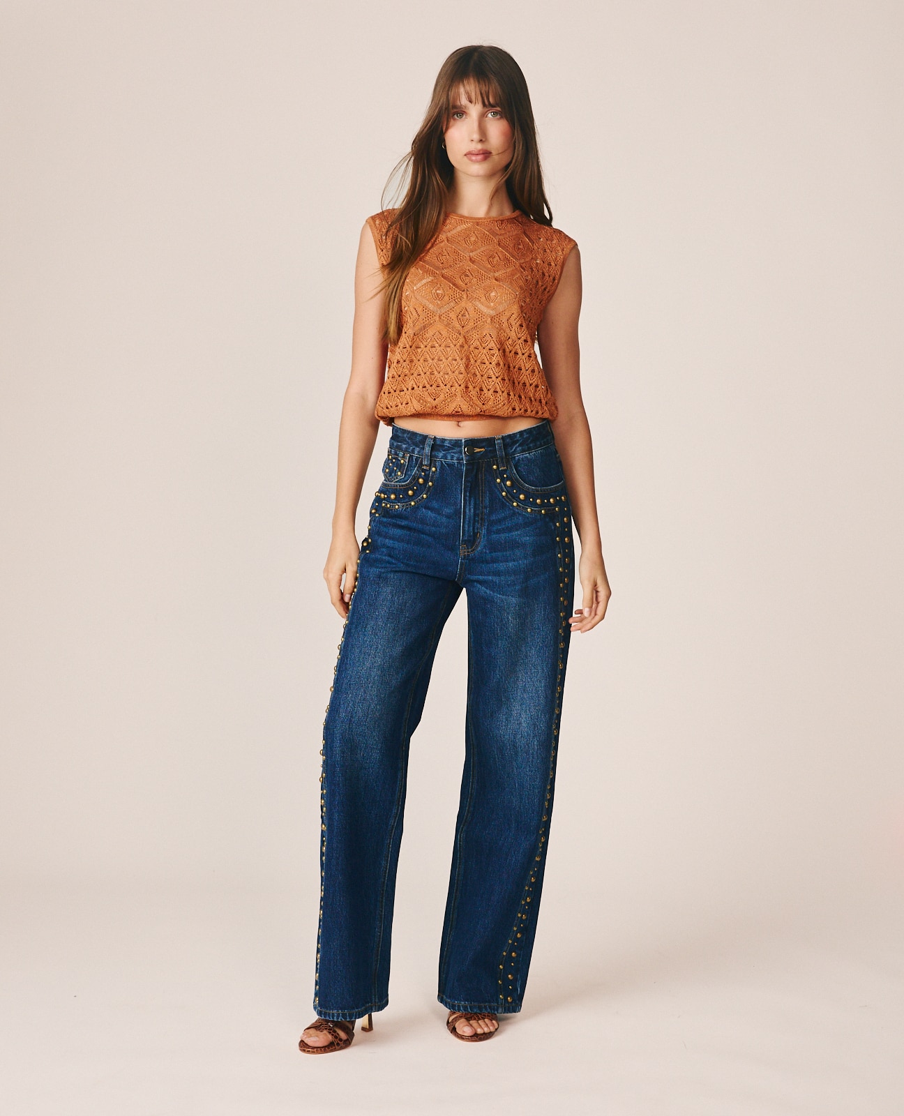 Pantalón vaquero de mujer con tachas metálicas y efecto desgastado - Alma en Pena - Azul denim Azul denim-1