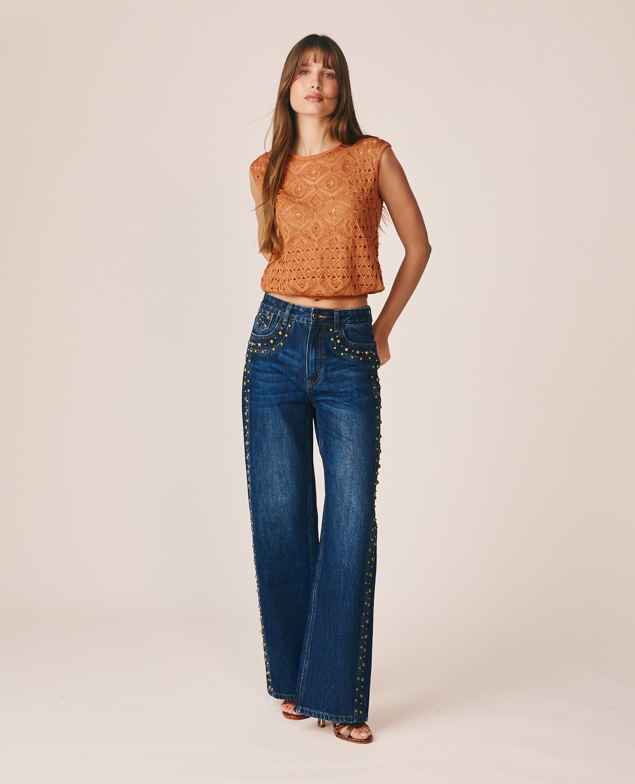 Pantalón vaquero de mujer con tachas metálicas y efecto desgastado - Alma en Pena - Azul denim Azul denim-2