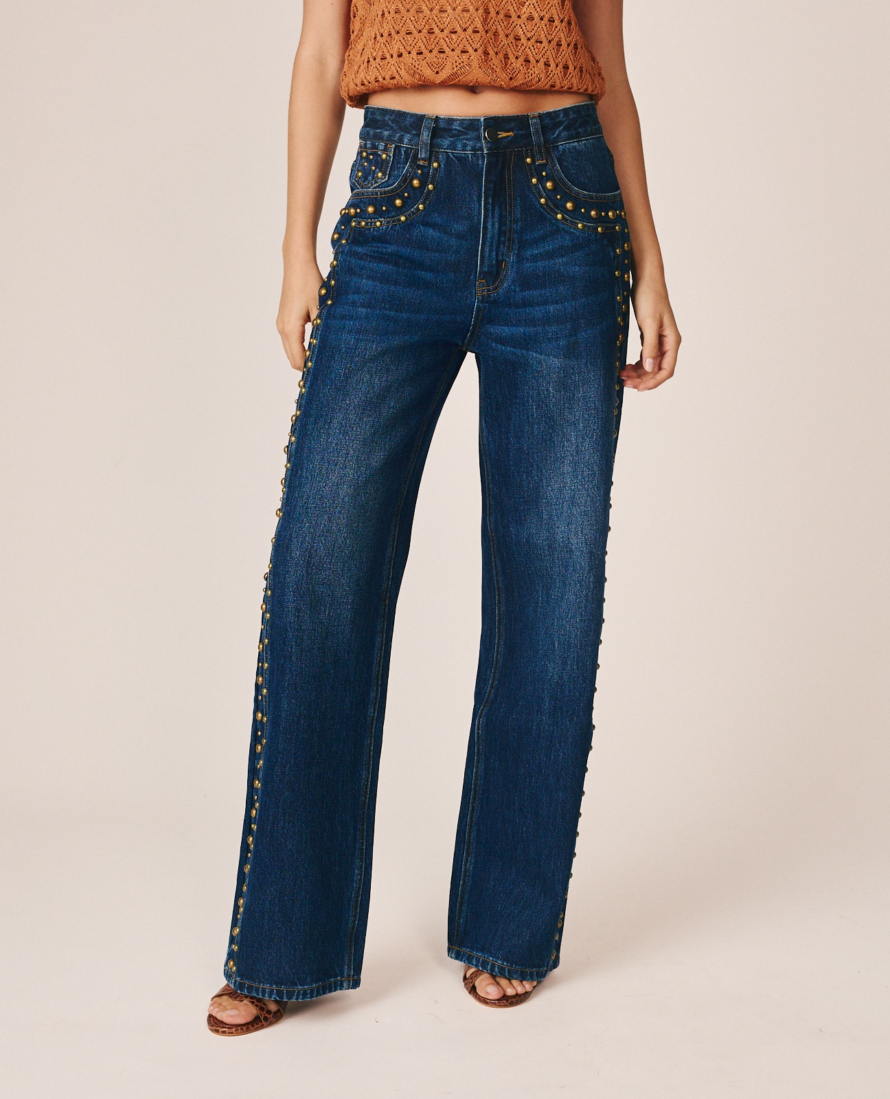 Pantalón vaquero de mujer con tachas metálicas y efecto desgastado - Alma en Pena - Azul denim Azul denim-3