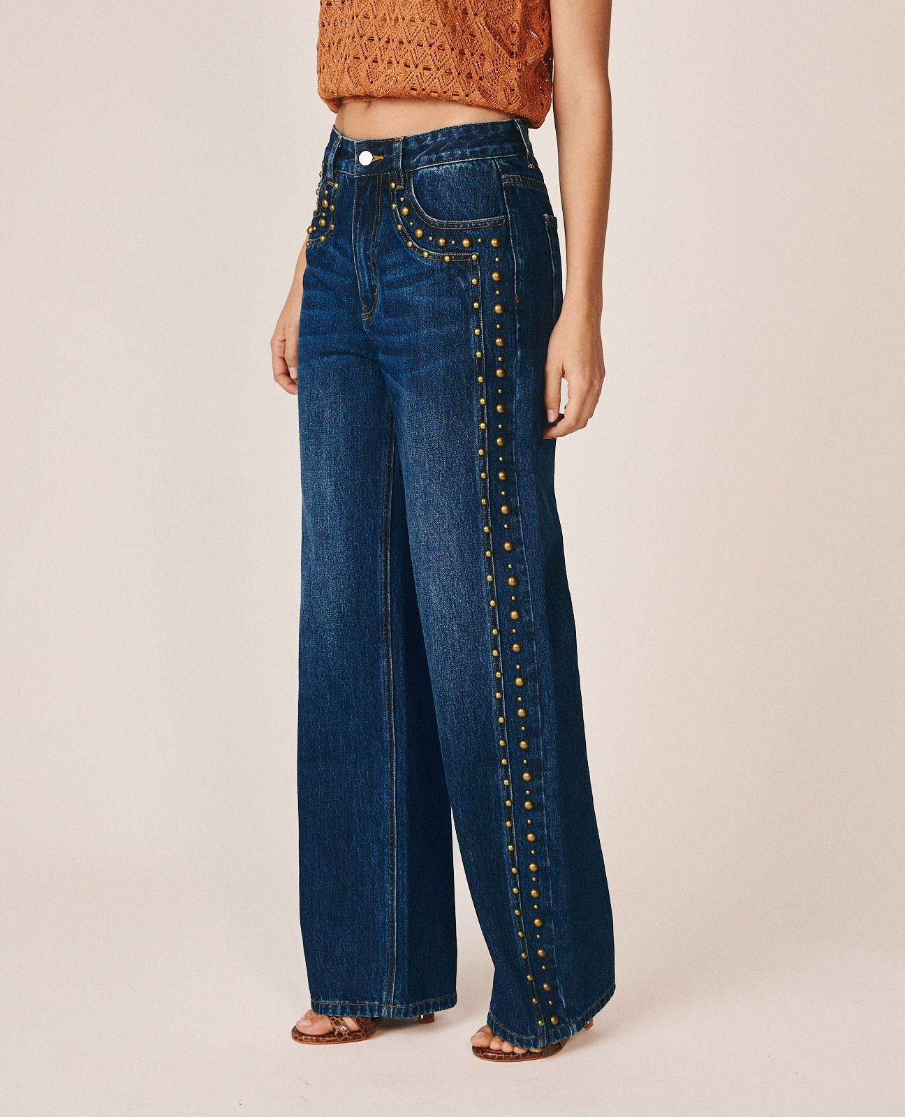 Pantalón vaquero de mujer con tachas metálicas y efecto desgastado - Alma en Pena - Azul denim Azul denim-4