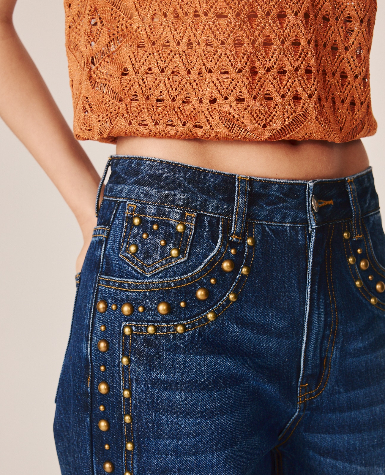 Pantalón vaquero de mujer con tachas metálicas y efecto desgastado - Alma en Pena - Azul denim Azul denim-5