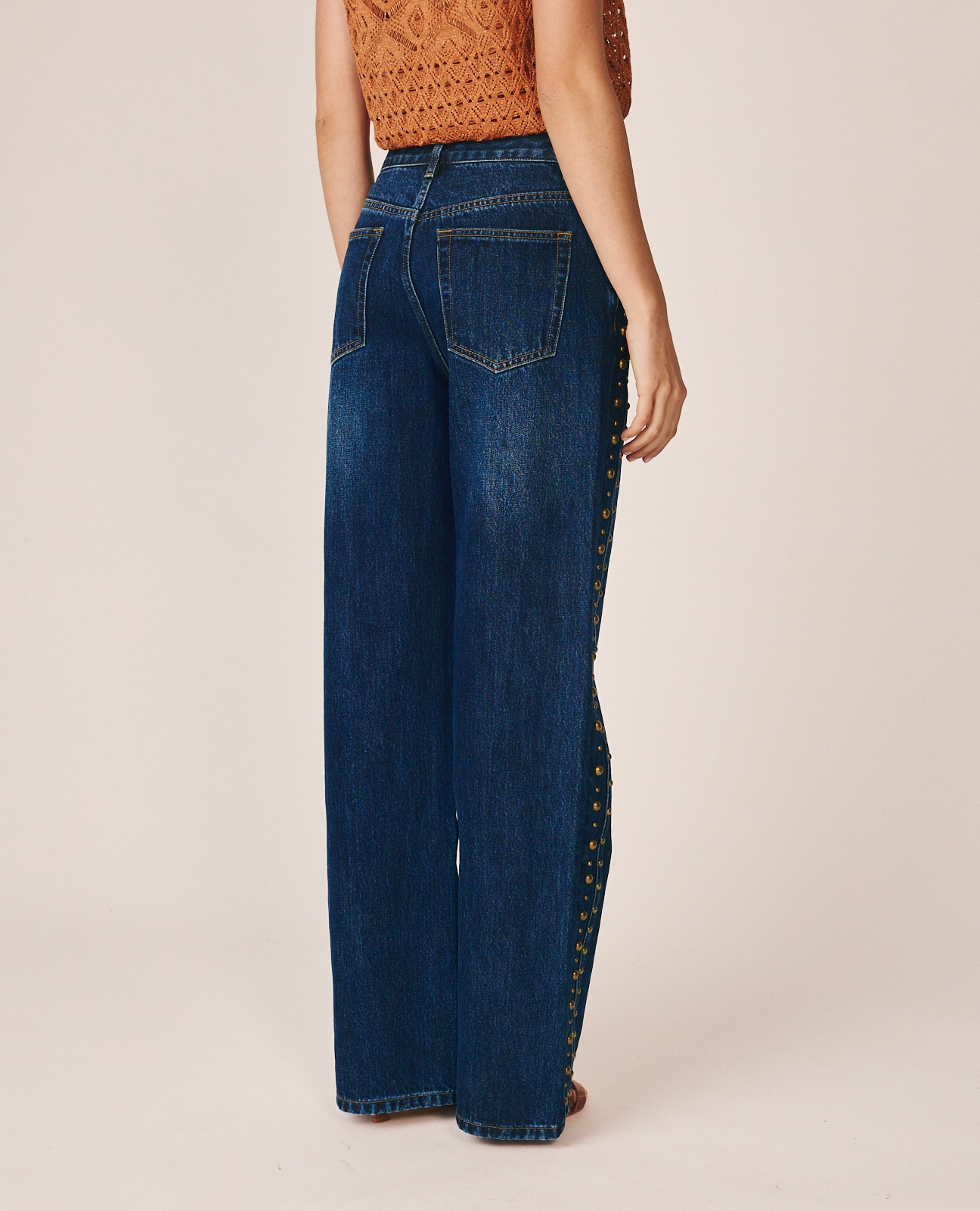 Pantalón vaquero de mujer con tachas metálicas y efecto desgastado - Alma en Pena - Azul denim Azul denim-6