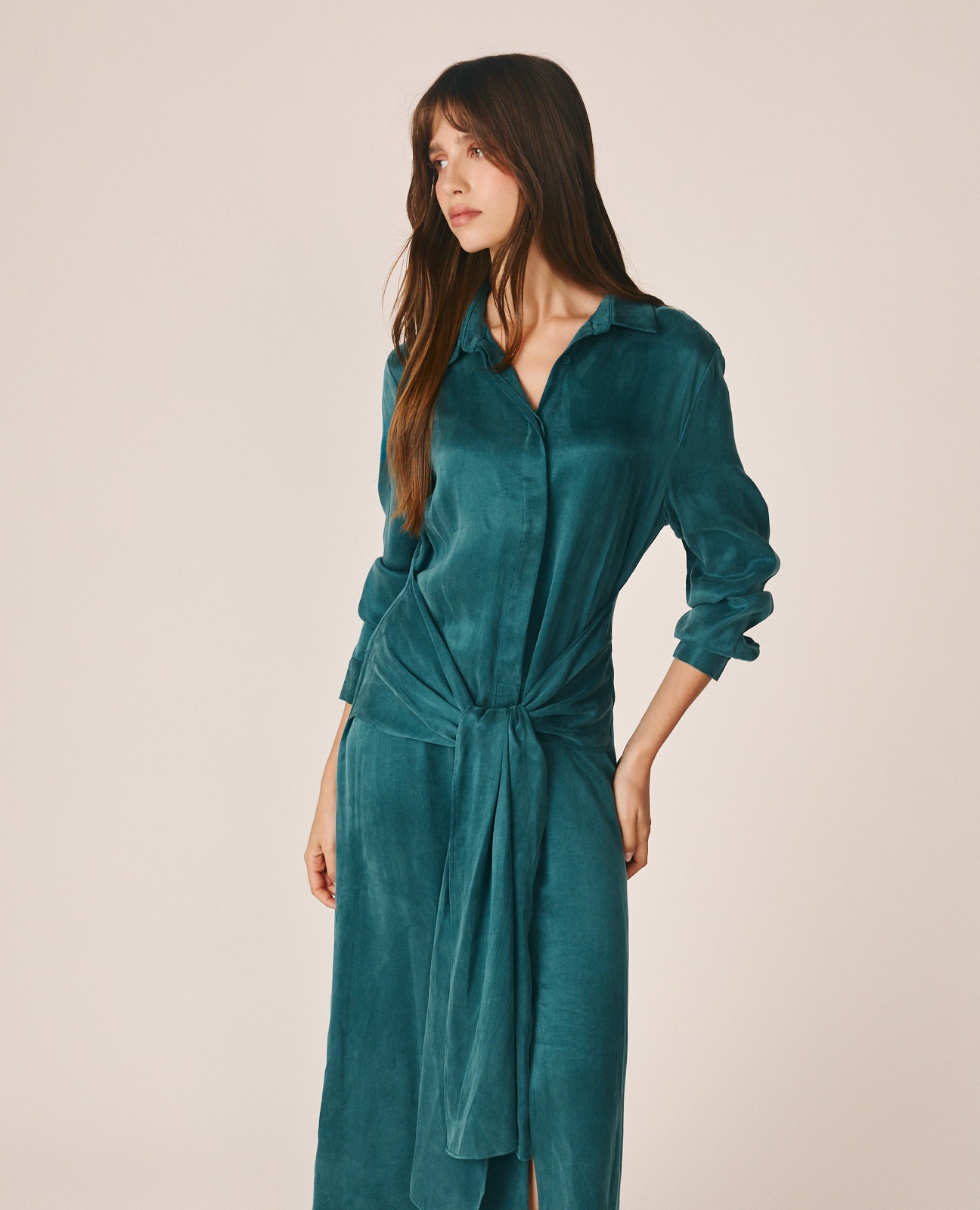Vestido midi en satén con cuello camisero - Alma en Pena - Azul Océano Azul Océano-1