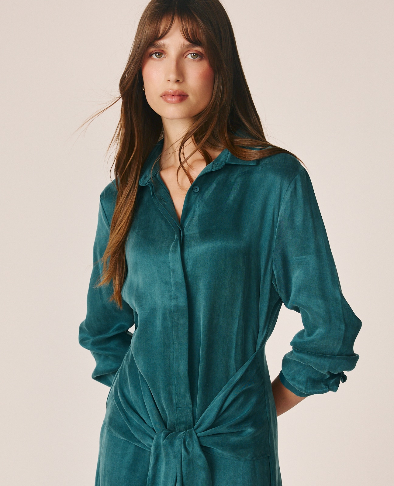 Vestido midi en satén con cuello camisero - Alma en Pena - Azul Océano Azul Océano-3
