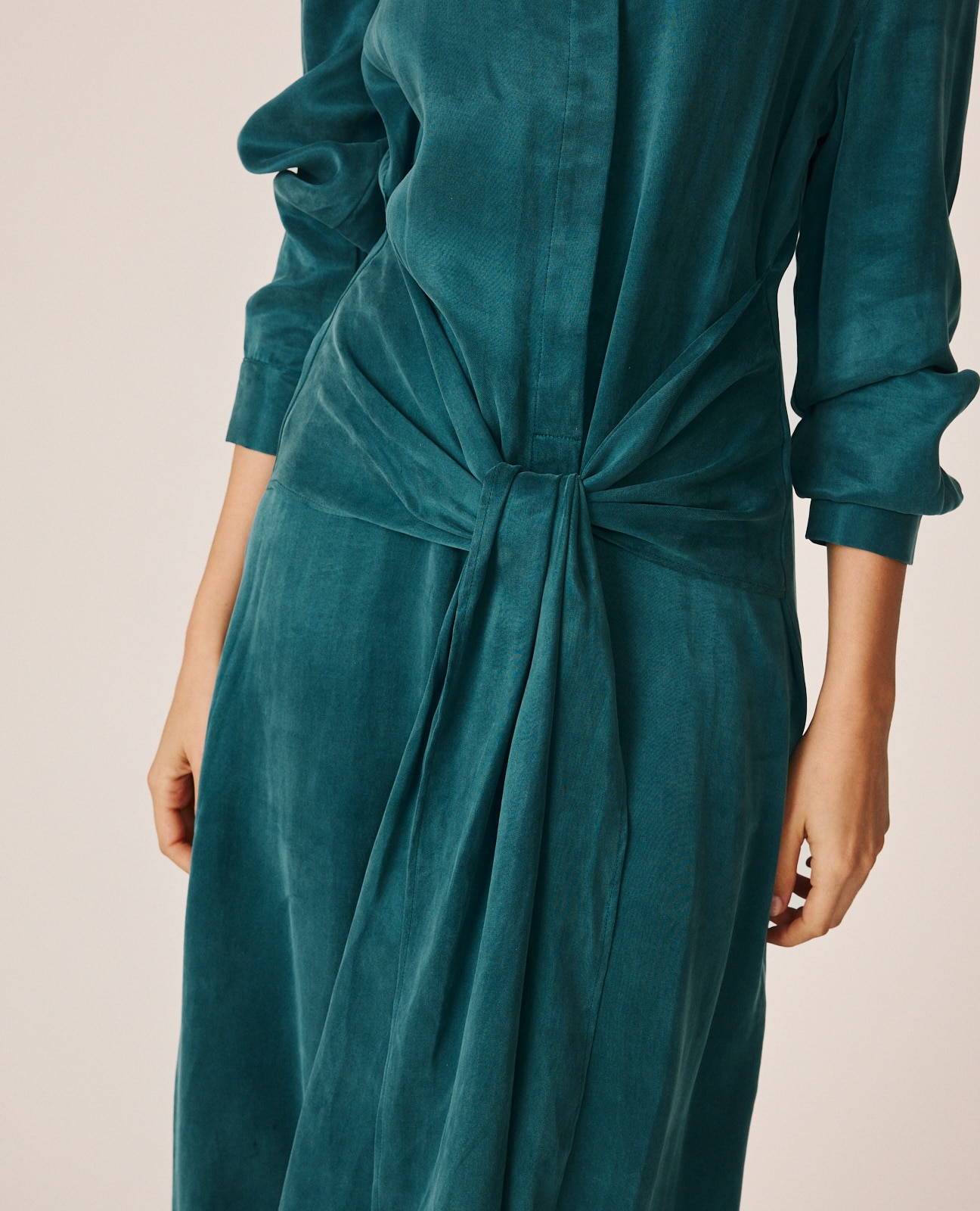 Vestido midi en satén con cuello camisero - Alma en Pena - Azul Océano Azul Océano-5