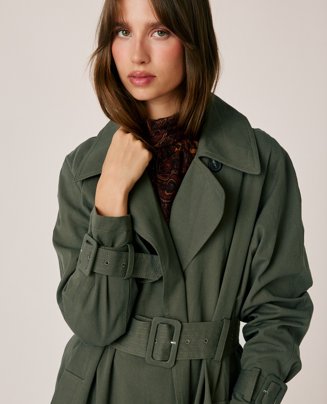 Gabardina de mujer en sarga con lazada en el cuello - Kaki Kaki-2