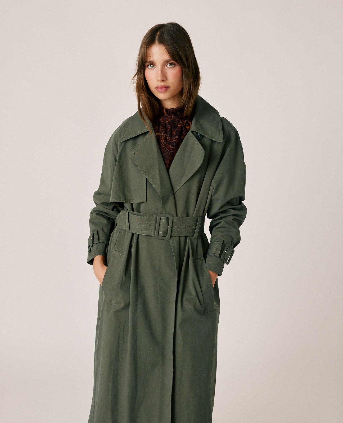 Gabardina de mujer en sarga con lazada en el cuello - Kaki Kaki-3