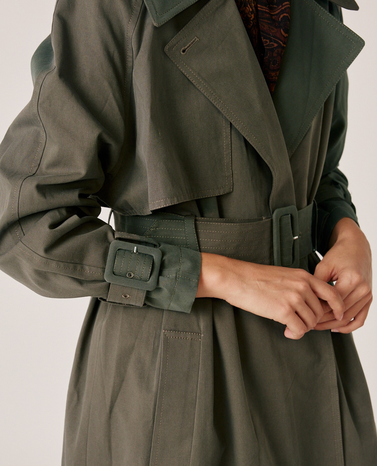 Gabardina de mujer en sarga con lazada en el cuello - Kaki Kaki-5