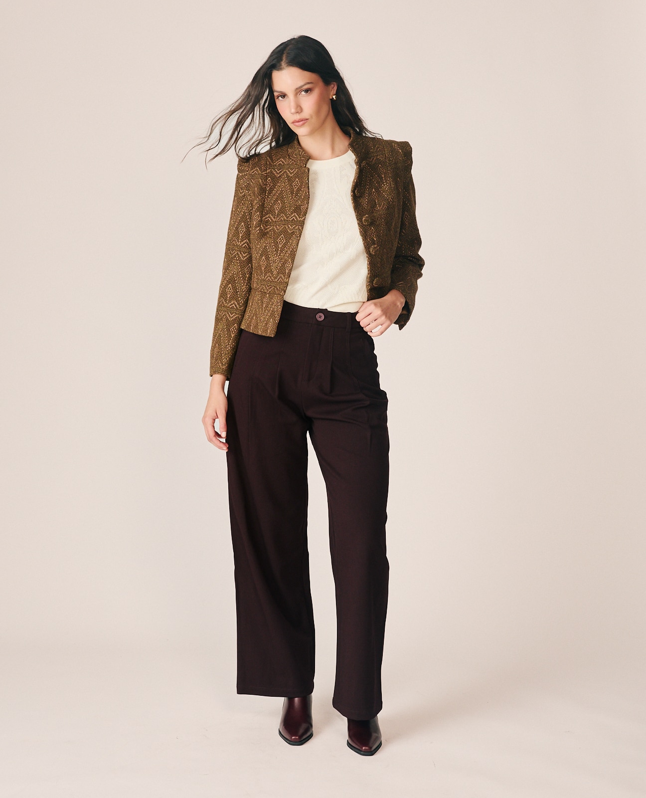 Imagen 0 de Pantalón ancho de mujer con pinzas delanteras Marrón oscuro