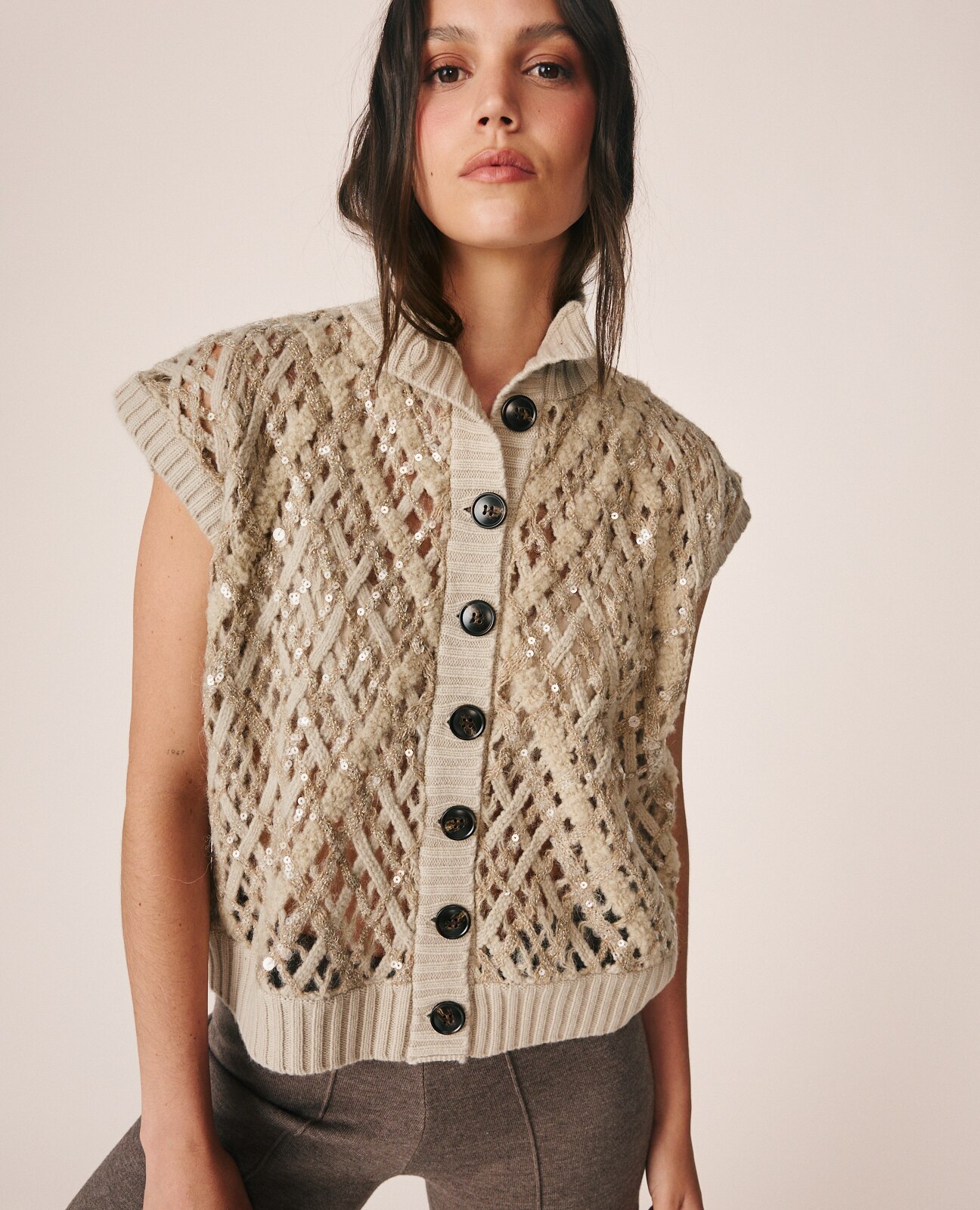 Chaleco de mujer calado con cierre abotonado - Alma en Pena - Beige Beige-3