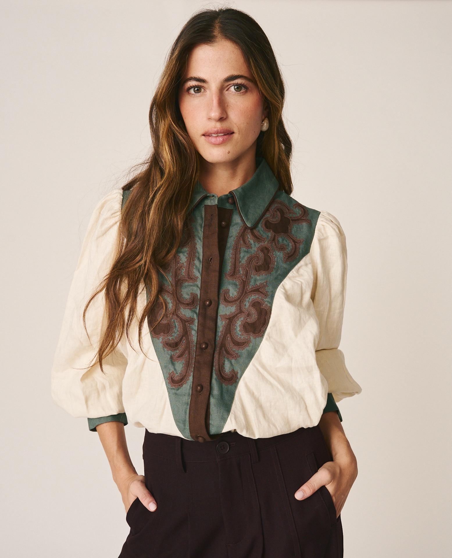 Imagen 1 de Camisa de mujer en lino con canesú bordado Crema