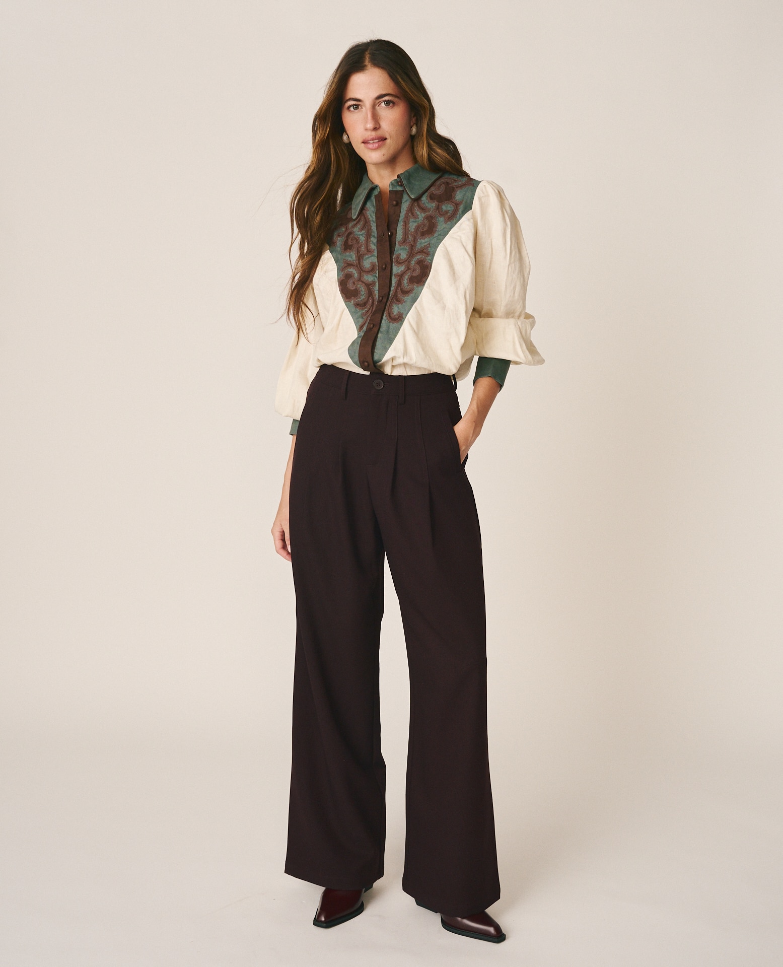 Imagen 2 de Camisa de mujer en lino con canesú bordado - Alma en Pena - Crema Crema
