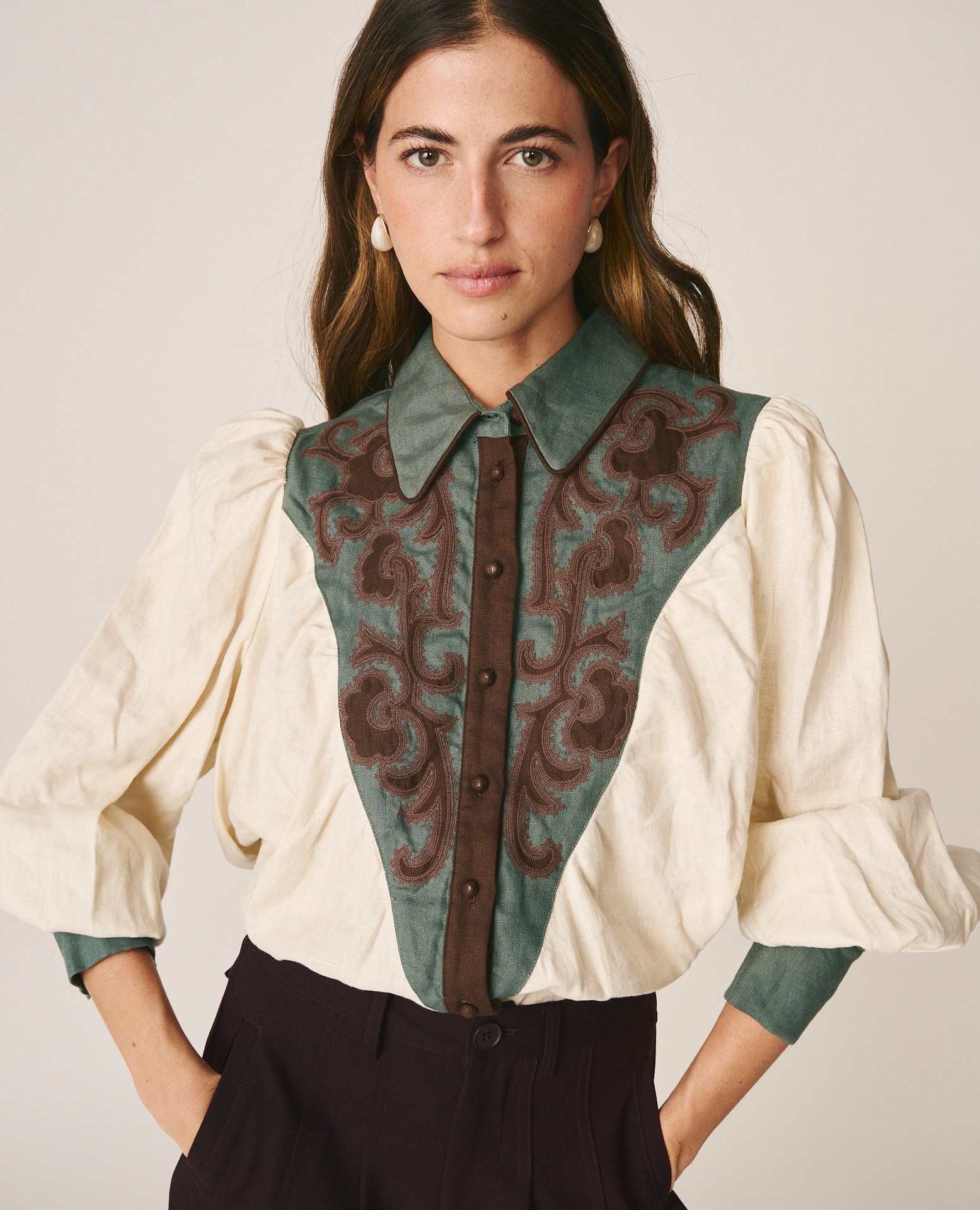 Imagen 3 de Camisa de mujer en lino con canesú bordado - Alma en Pena - Crema Crema