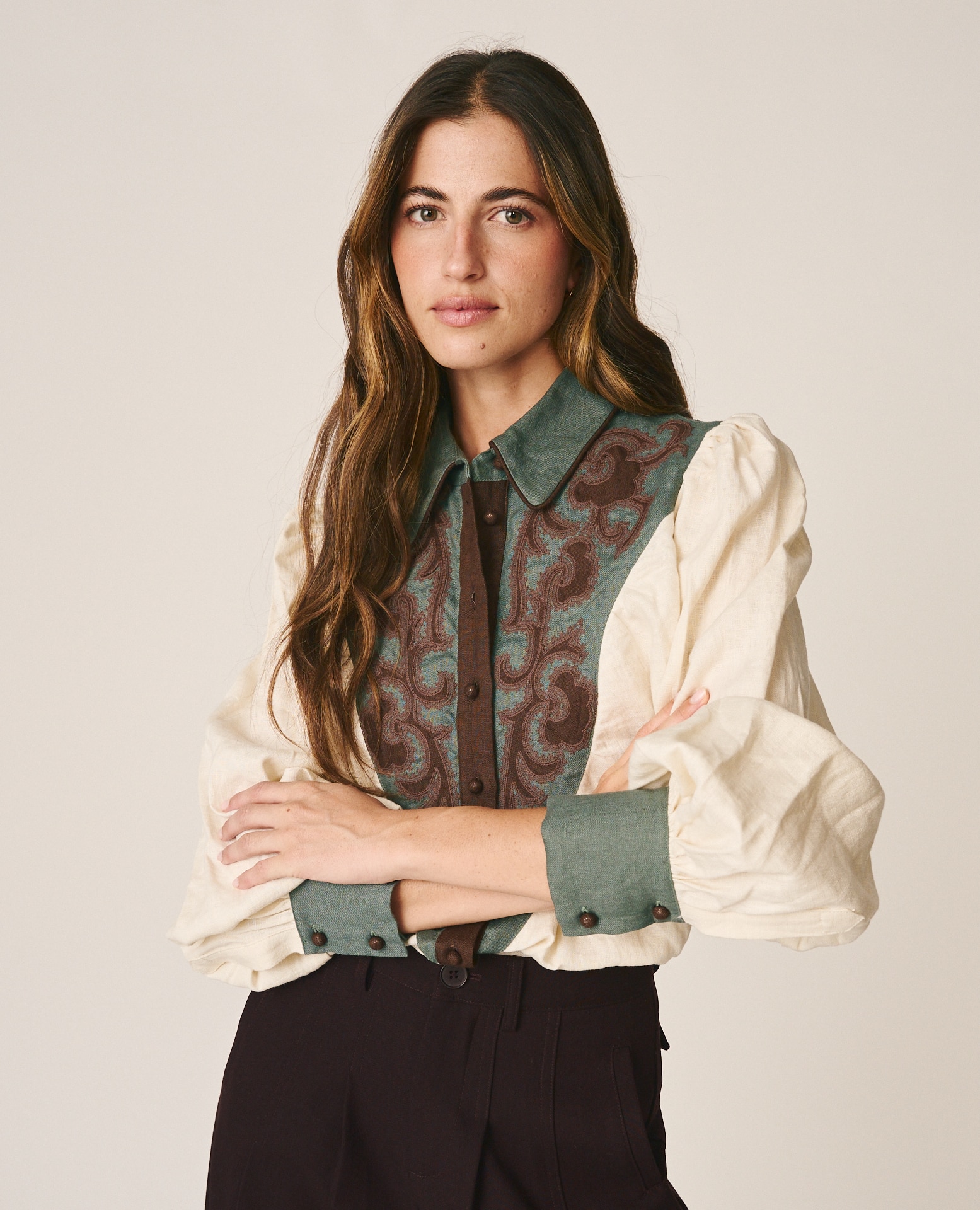 Imagen 4 de Camisa de mujer en lino con canesú bordado - Alma en Pena - Crema Crema