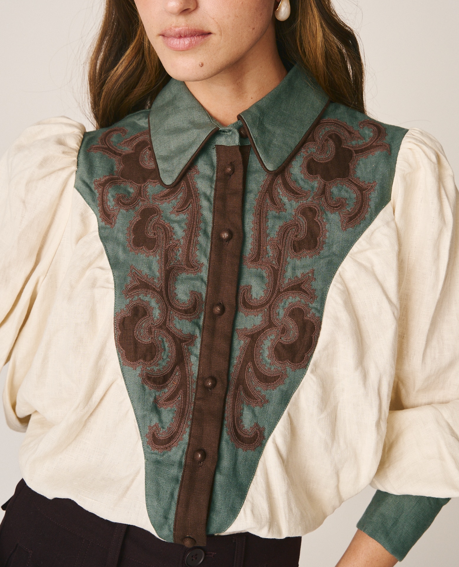 Imagen 5 de Camisa de mujer en lino con canesú bordado - Alma en Pena - Crema Crema