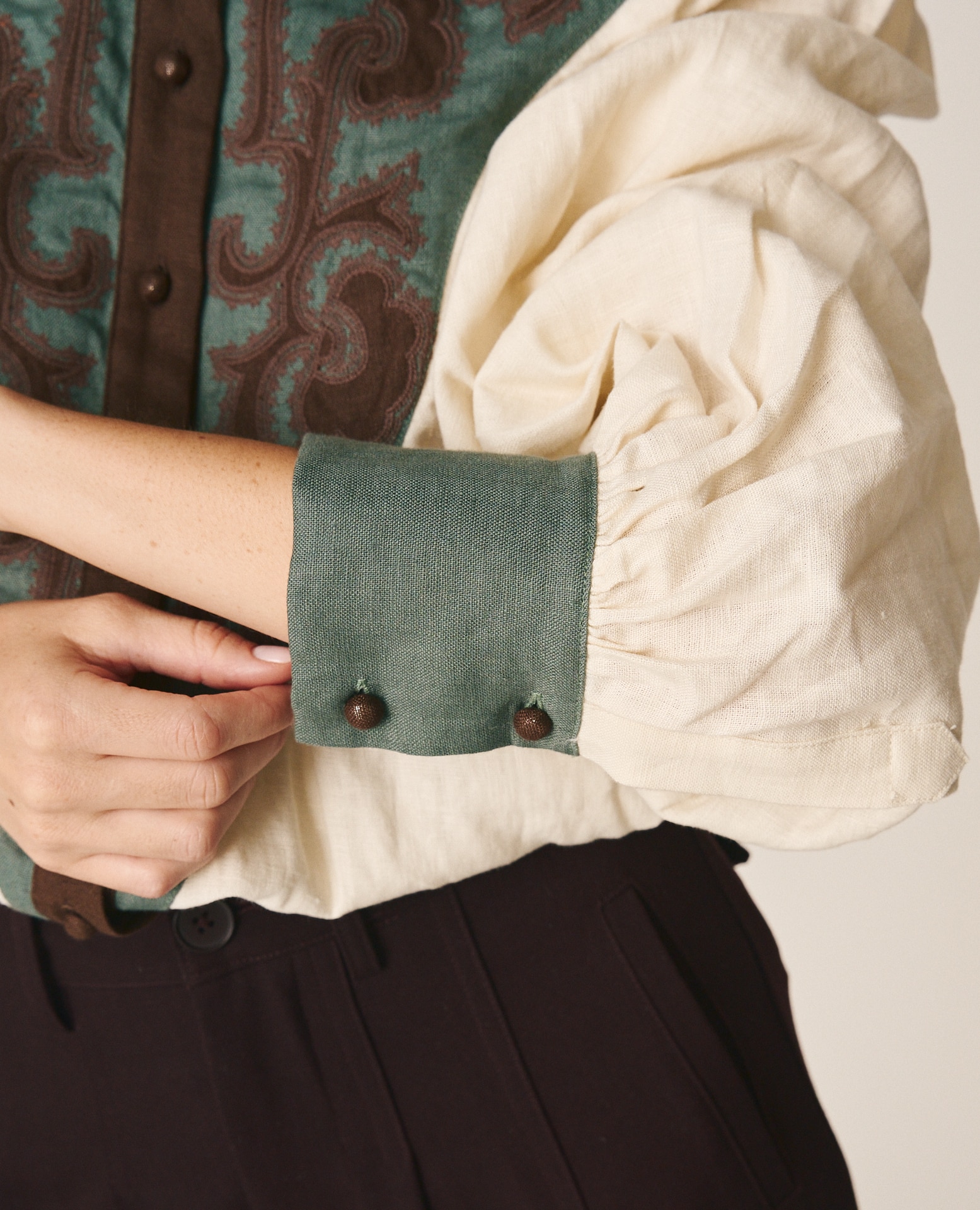 Imagen 6 de Camisa de mujer en lino con canesú bordado - Alma en Pena - Crema Crema
