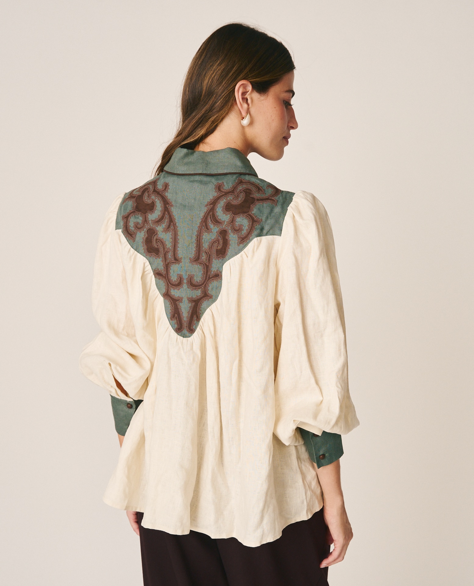 Imagen 7 de Camisa de mujer en lino con canesú bordado - Alma en Pena - Crema Crema