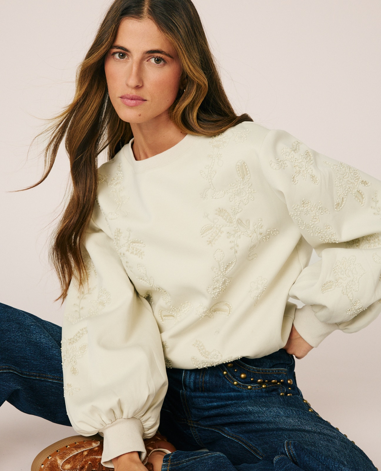 Sudadera de mujer con bordados florales - Alma en Pena - Hueso Hueso-1