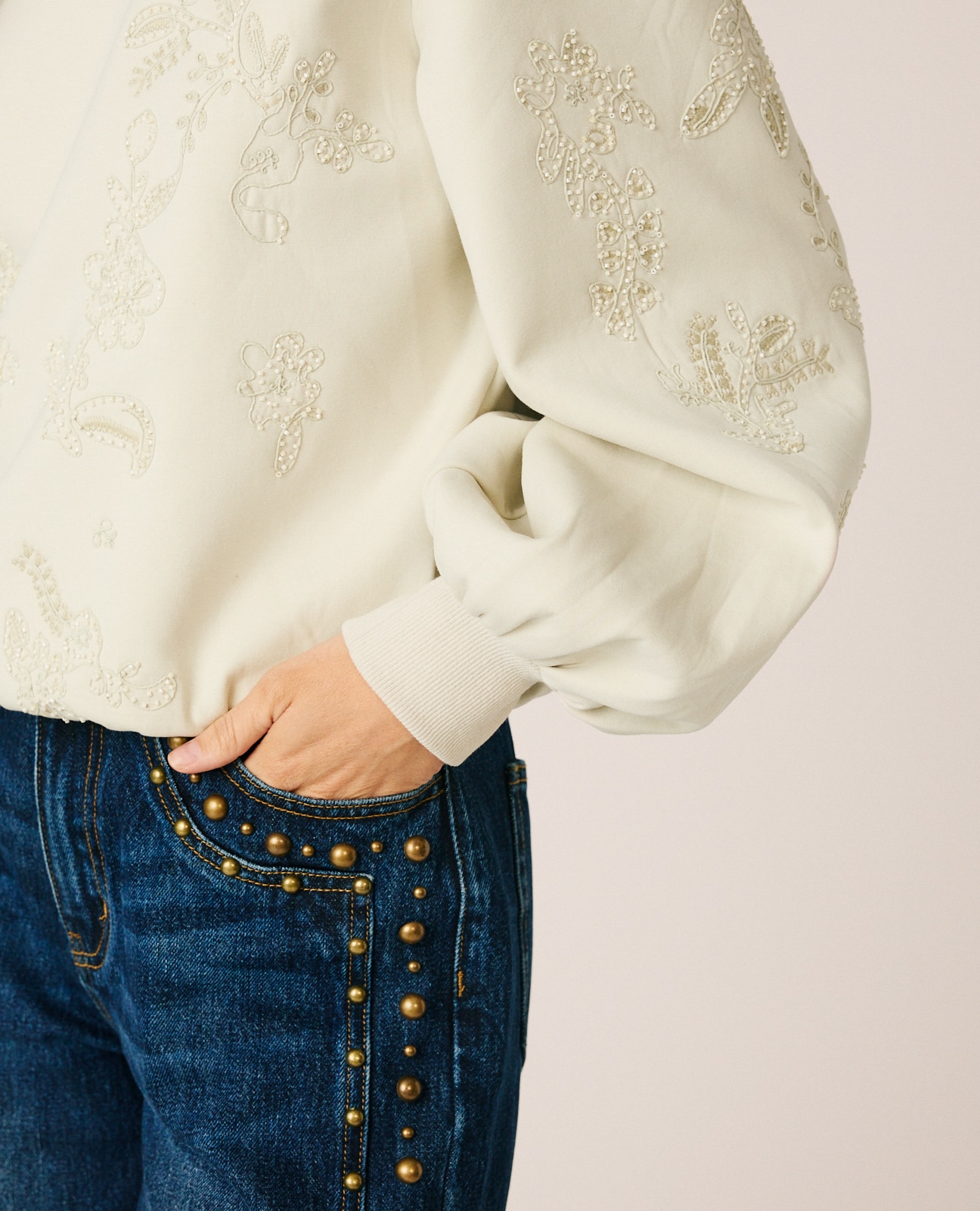 Sudadera de mujer con bordados florales - Alma en Pena - Hueso Hueso-5