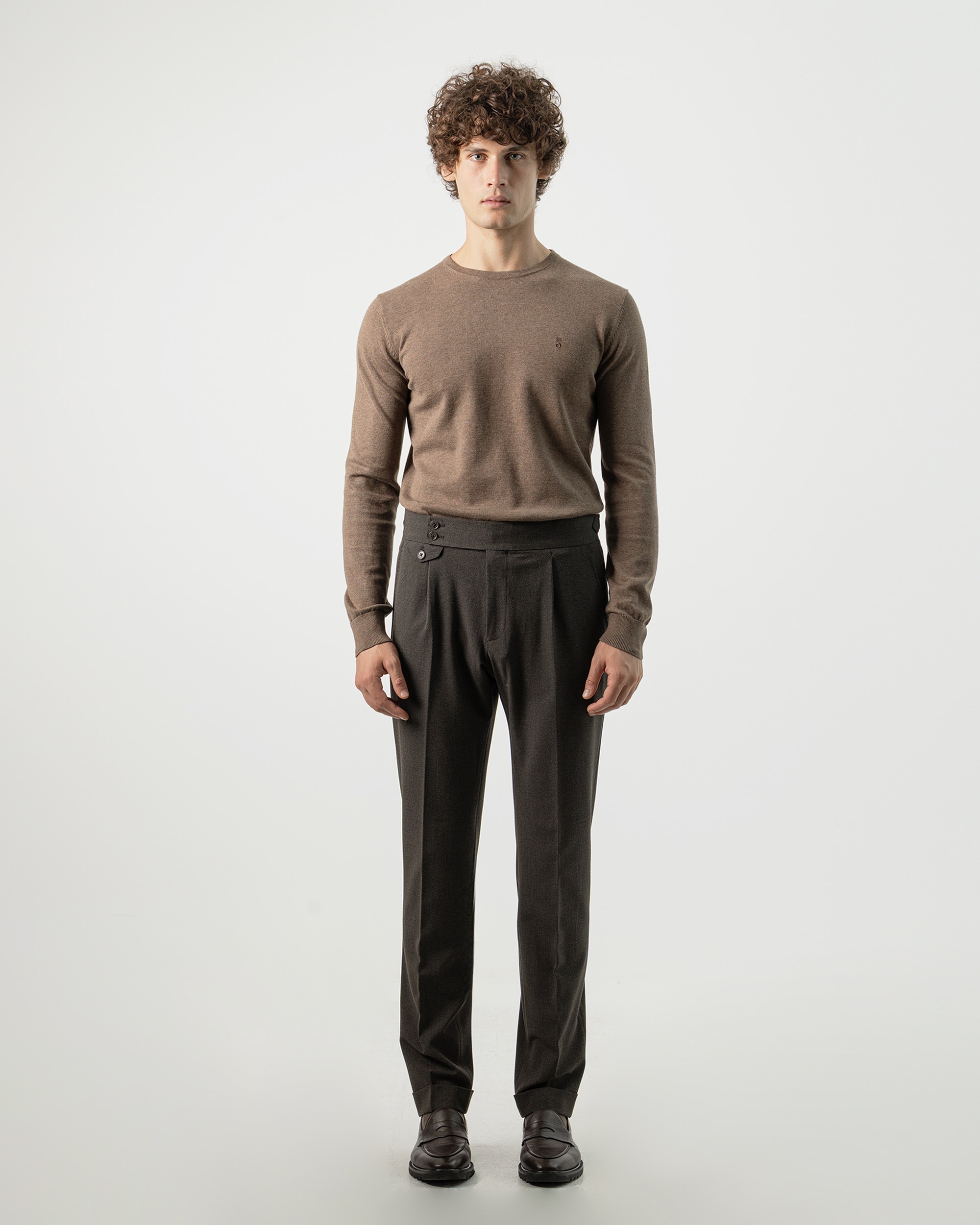 Imagen 0 de Pantalón de vestir con pinzas de hombre  wide fit Marrón oscuro