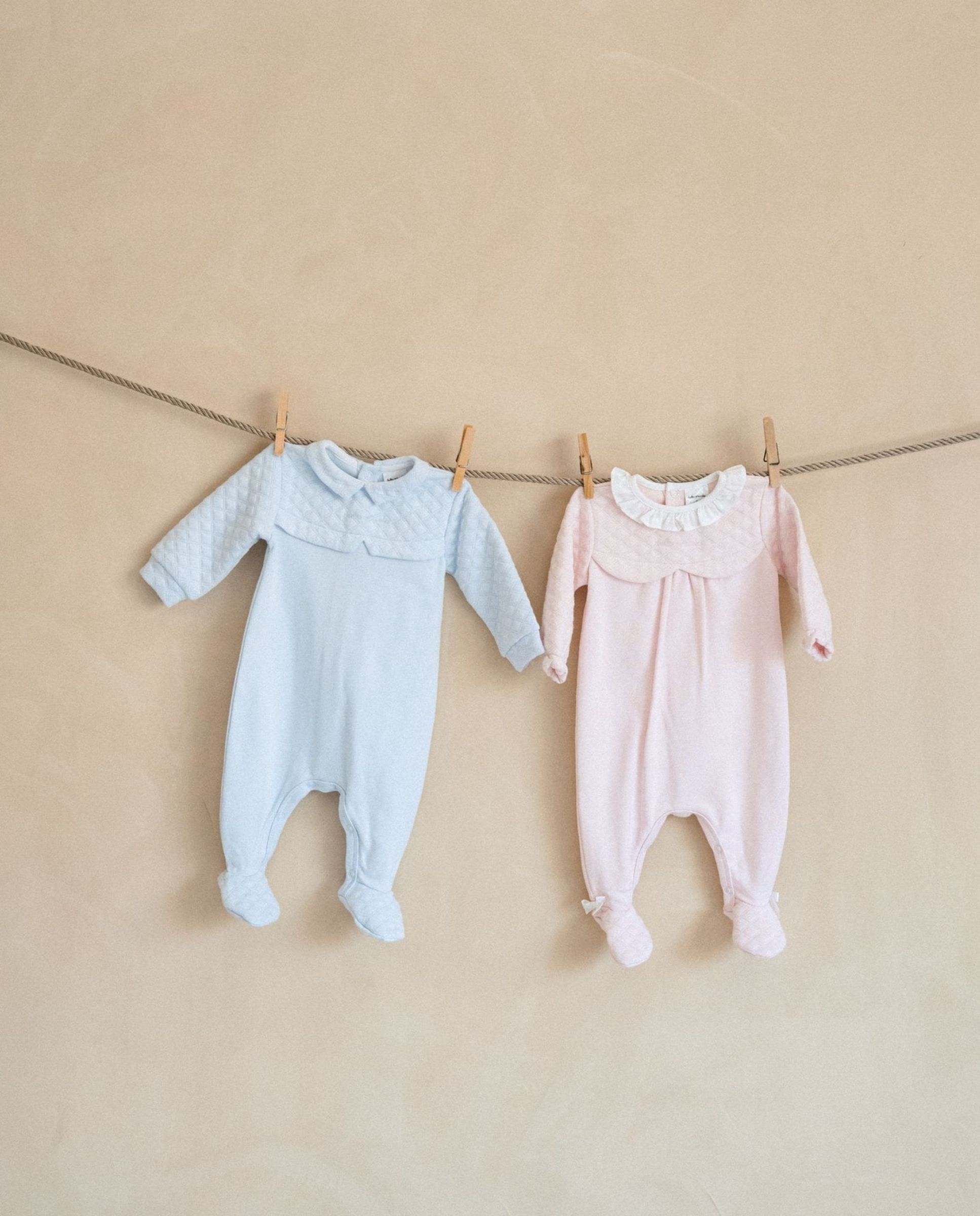 Imagen 1 de Pelele de bebé niña de canesú acolchado con volante - Tutto Piccolo - Rosa Rosa