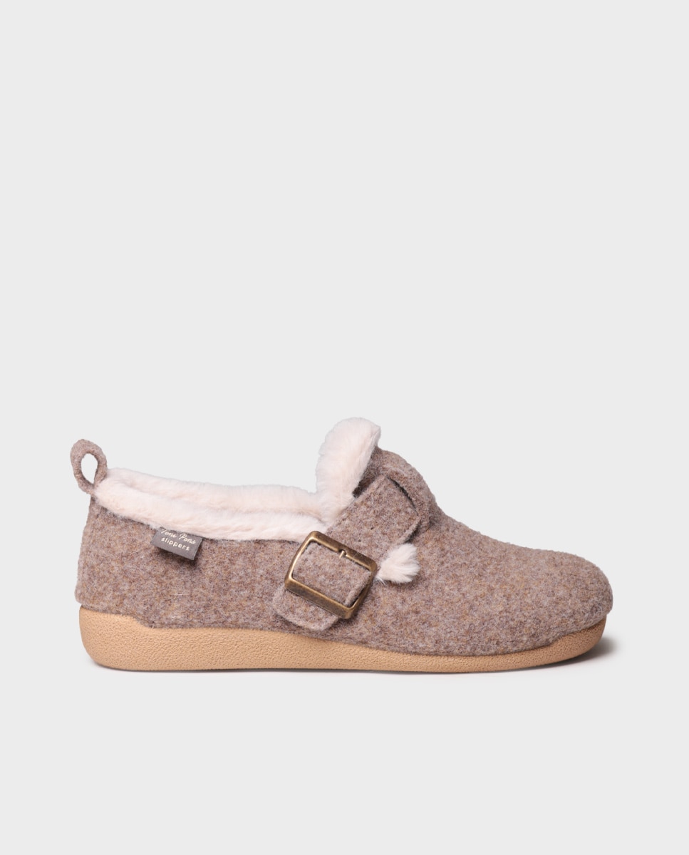 Imagen 0 de Zapatillas de casa cerradas de mujer con hebilla Topo