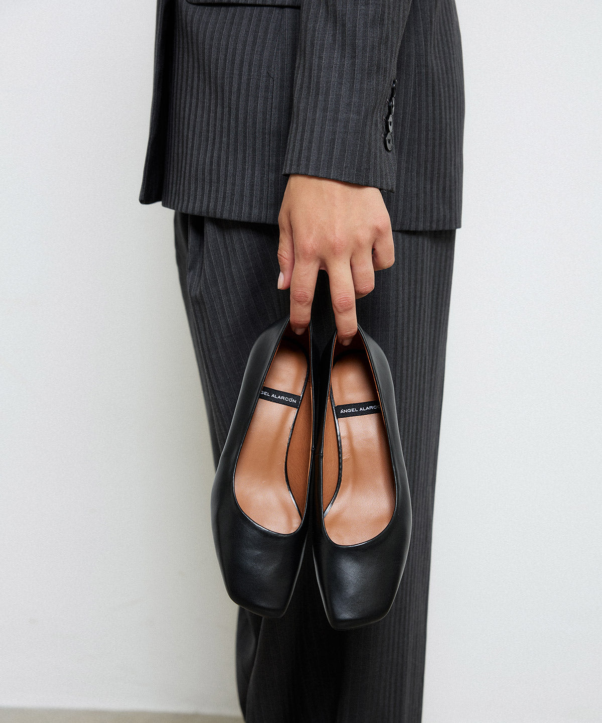 Zapatos de salón de mujer de tacón bajo cómodo de piel suave, amaris - Ángel Alarcón - Negro Negro-2